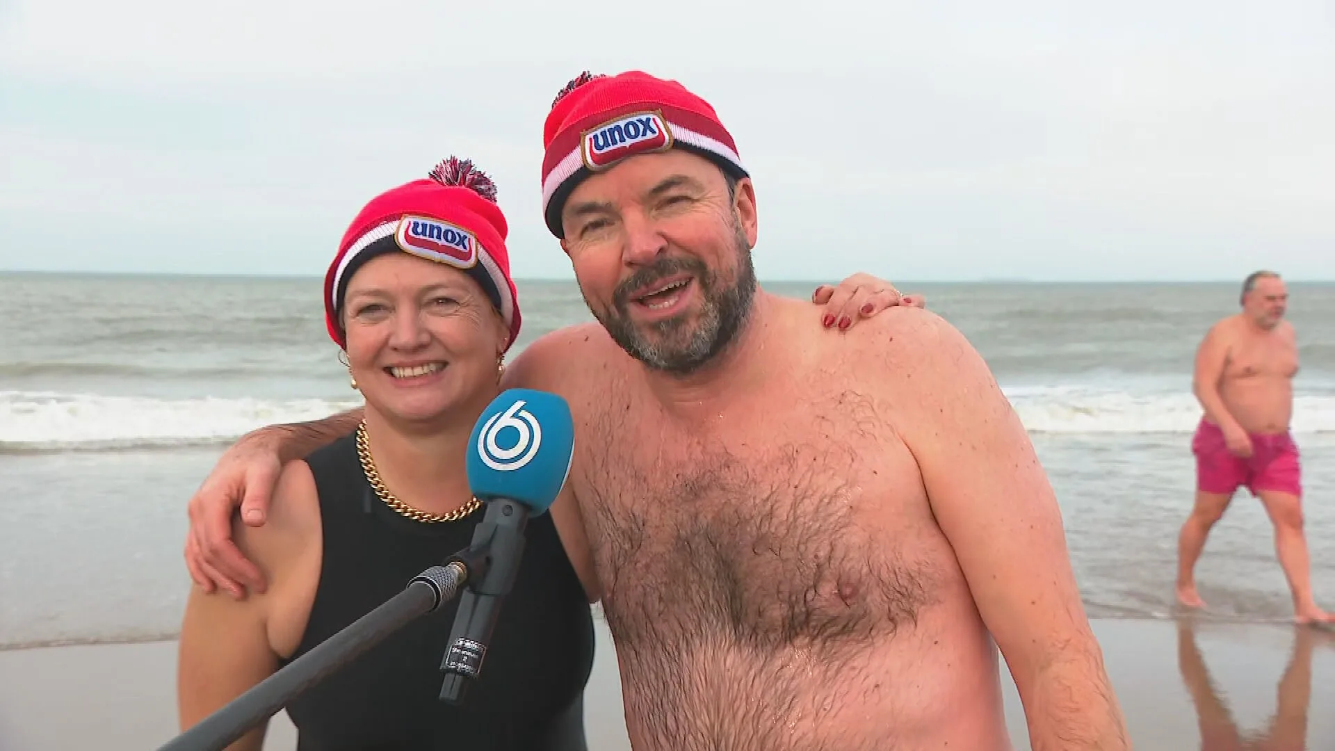 'Stiekeme' nieuwjaarsduik in coronatijd: 'We hebben de booster al gehad!'