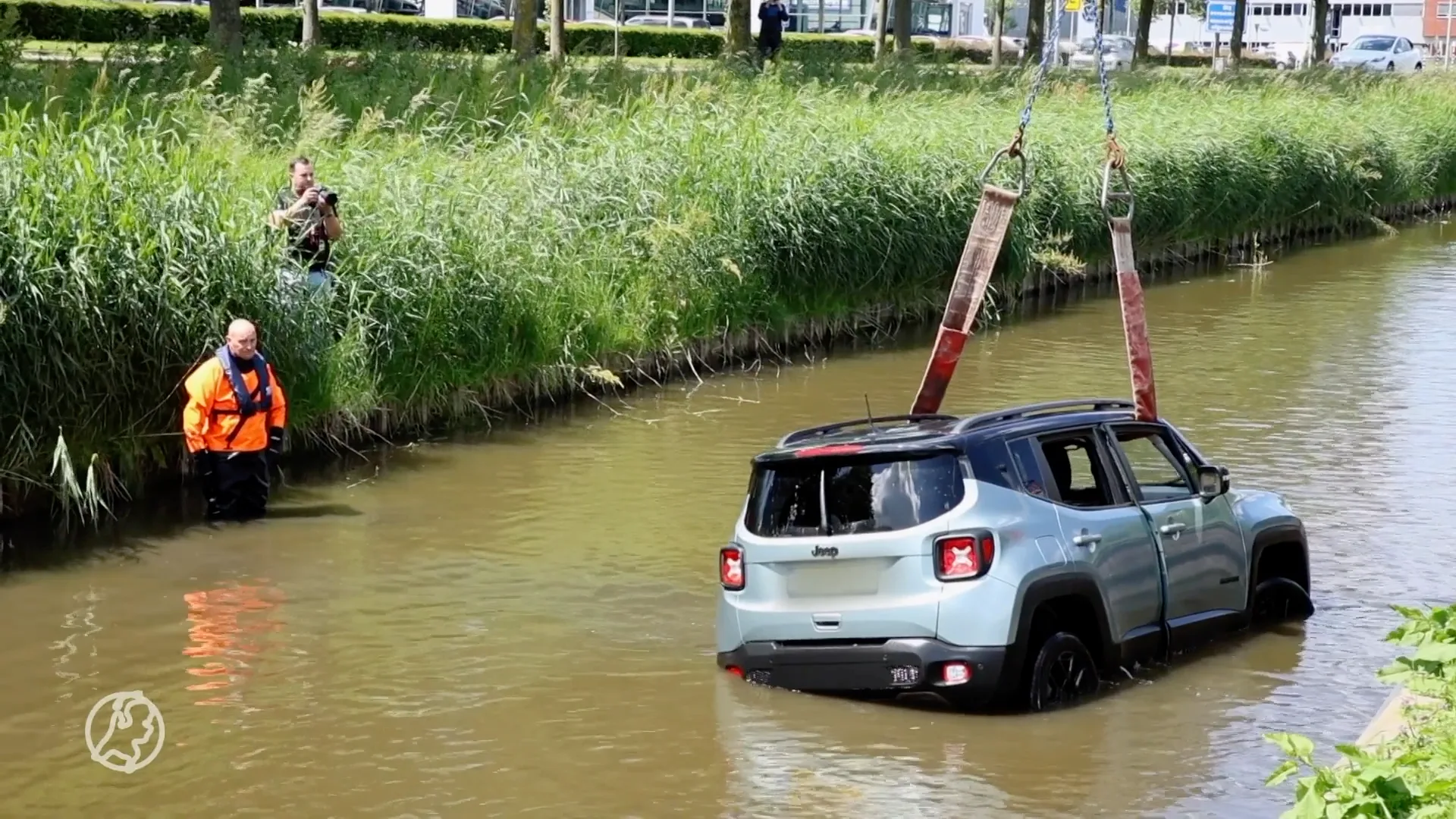 Vrouw belandt met auto in sloot langs Donau in Leidschenveen