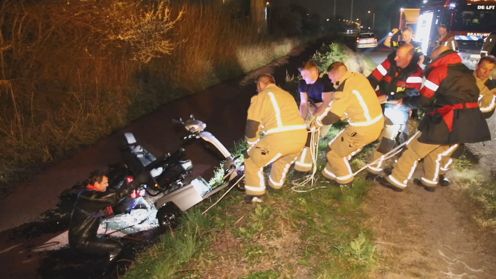 Omstanders redden 94-jarige man uit water na ongeval met scootmobiel