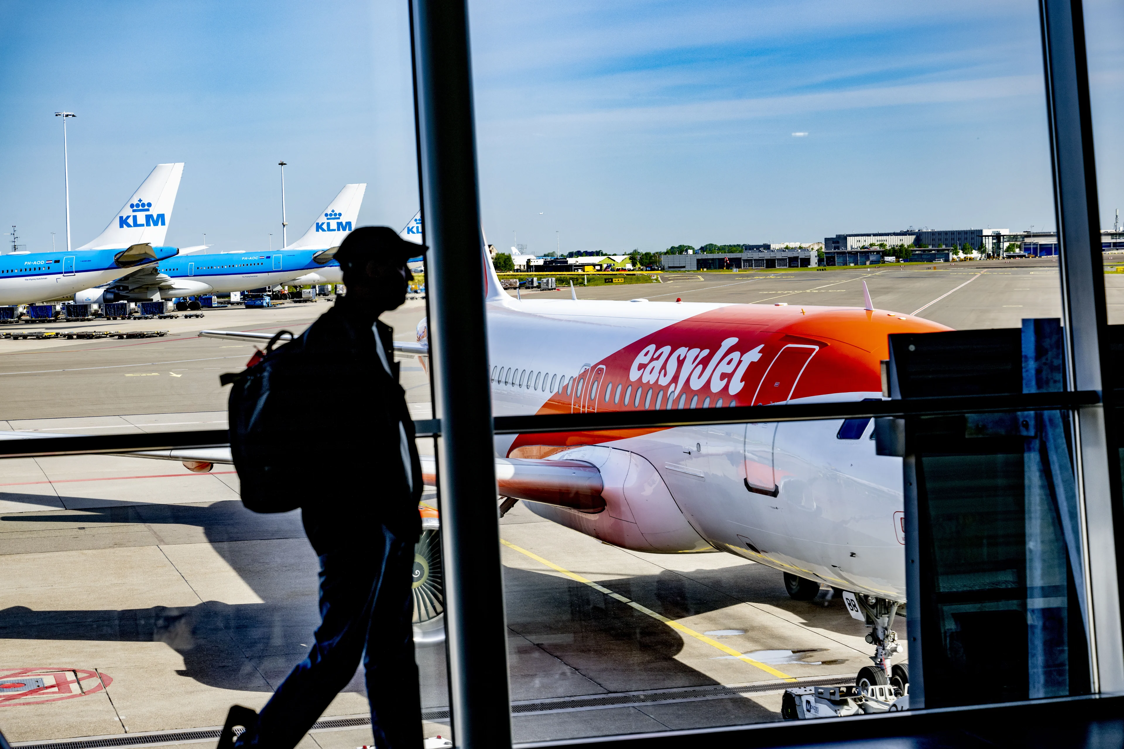 Niet in de wachtrij op Schiphol, toch wacht Wybo al twee dagen op zijn vlucht