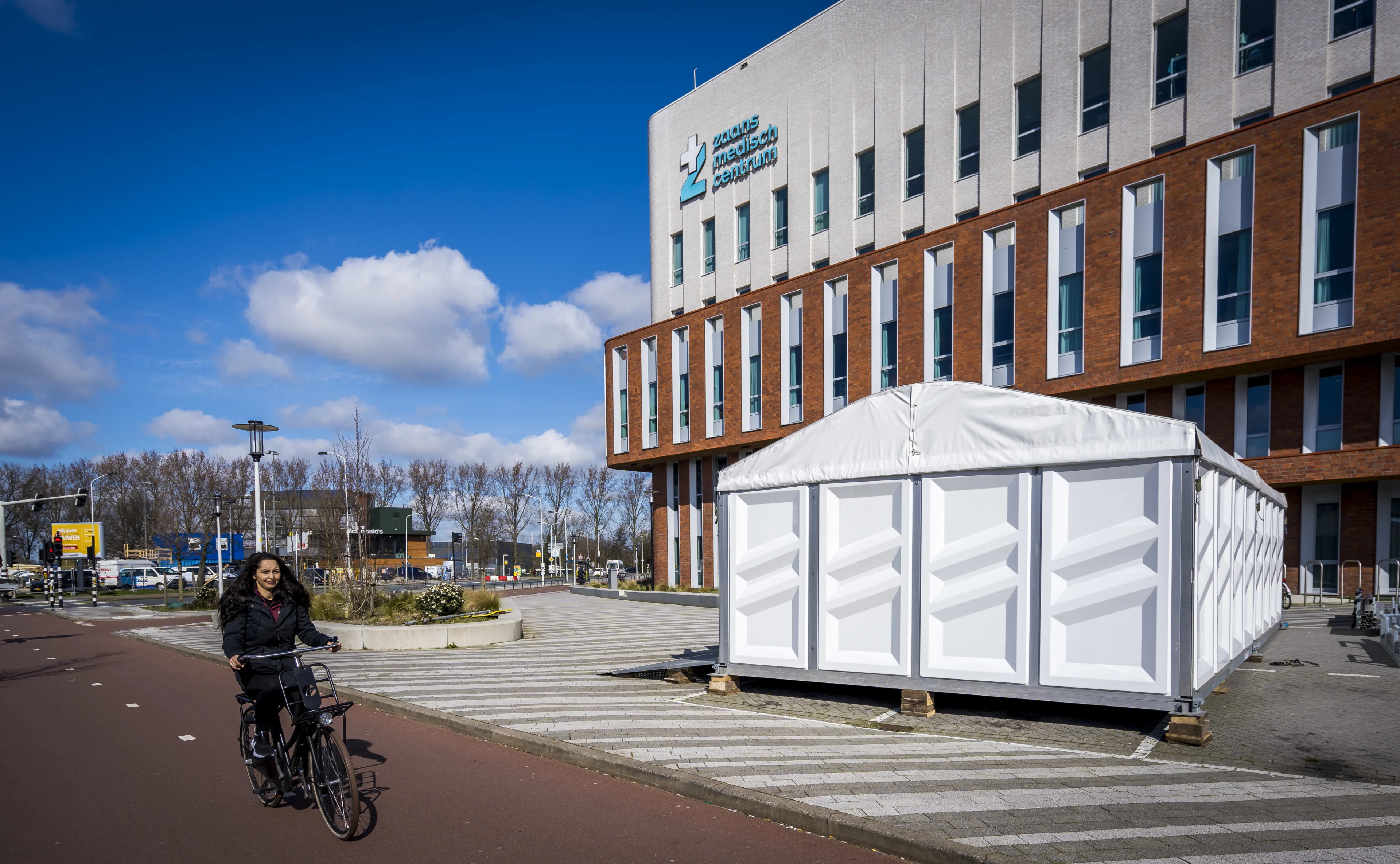 Ziekenhuis in Zaandam controleert op corona-verschijnselen in tent bij ingang