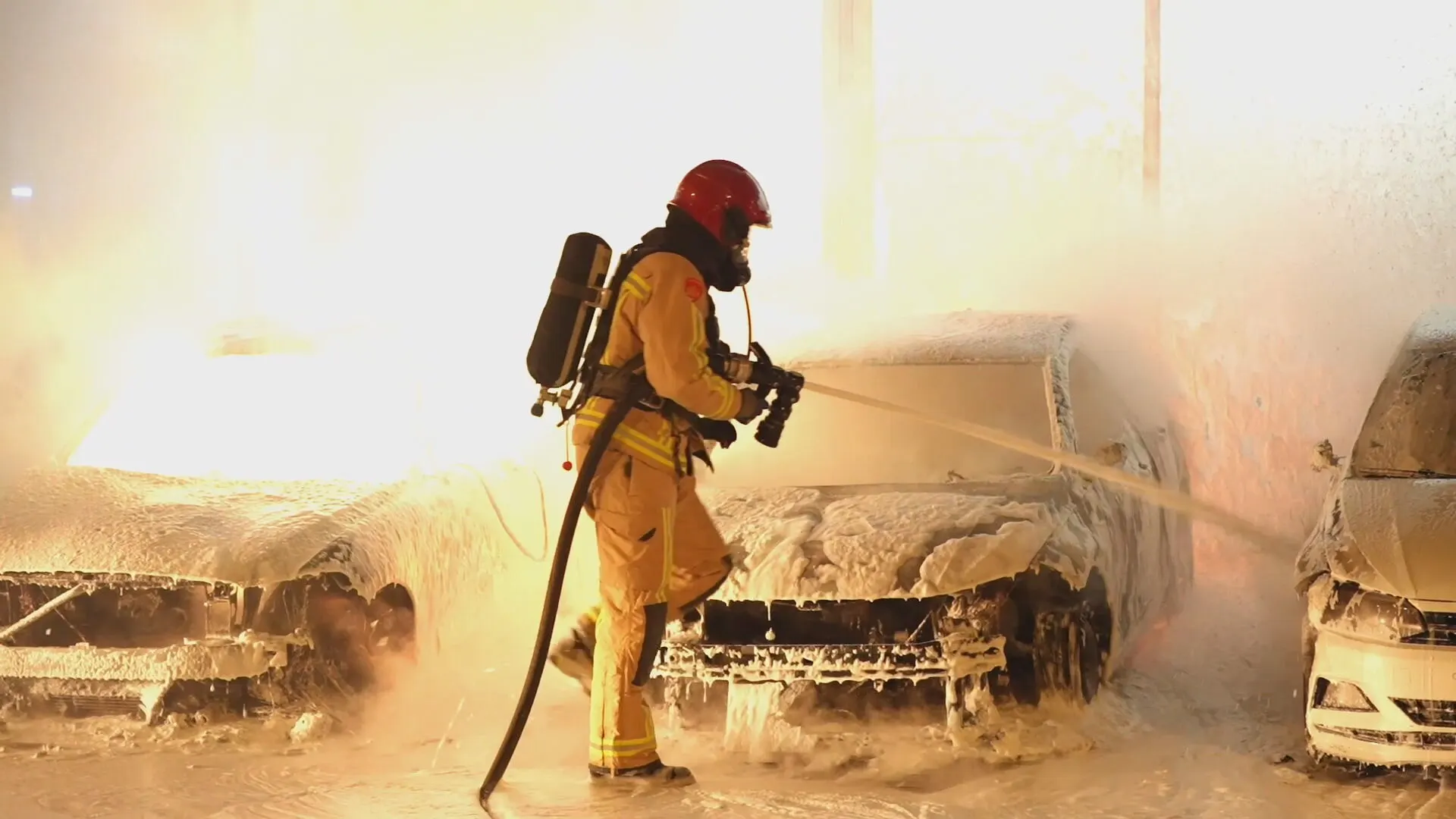 Gloednieuwe auto's uitgebrand bij showroom in Eindhoven, politie vermoedt brandstichting