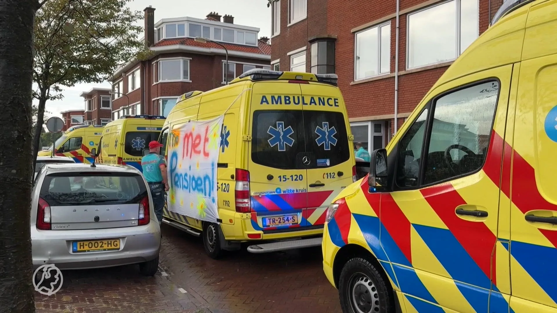 Ambulances met loeiende sirenes door Haagse straat voor afscheid collega