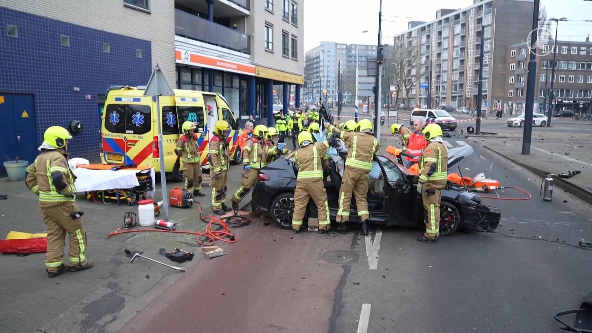 Auto crasht zwaar na politieachtervolging in Rotterdam