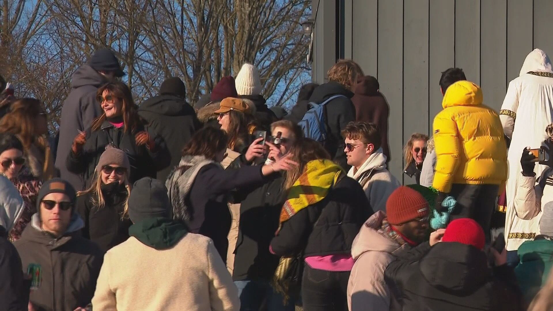 Duizenden schaatsers op Amsterdamse Bosbaan, tientallen feestvierders langs de kant