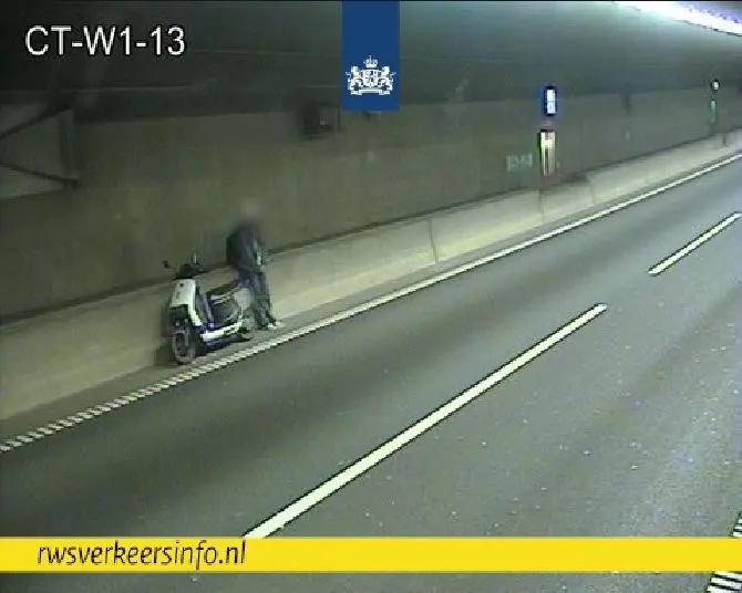 Oeps! Vrouw rijdt met deelscooter per ongeluk Coentunnel in
