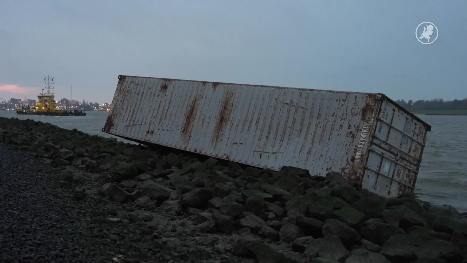 Schip verliest containers na aanvaring bij Maassluis 