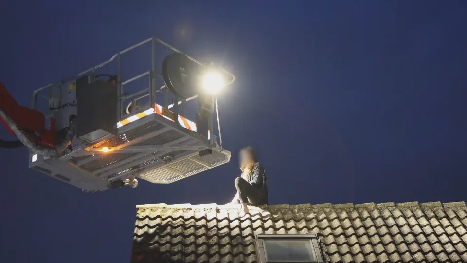 Brandweer rukt uit om jonge vrouw van dak te halen in Haaren