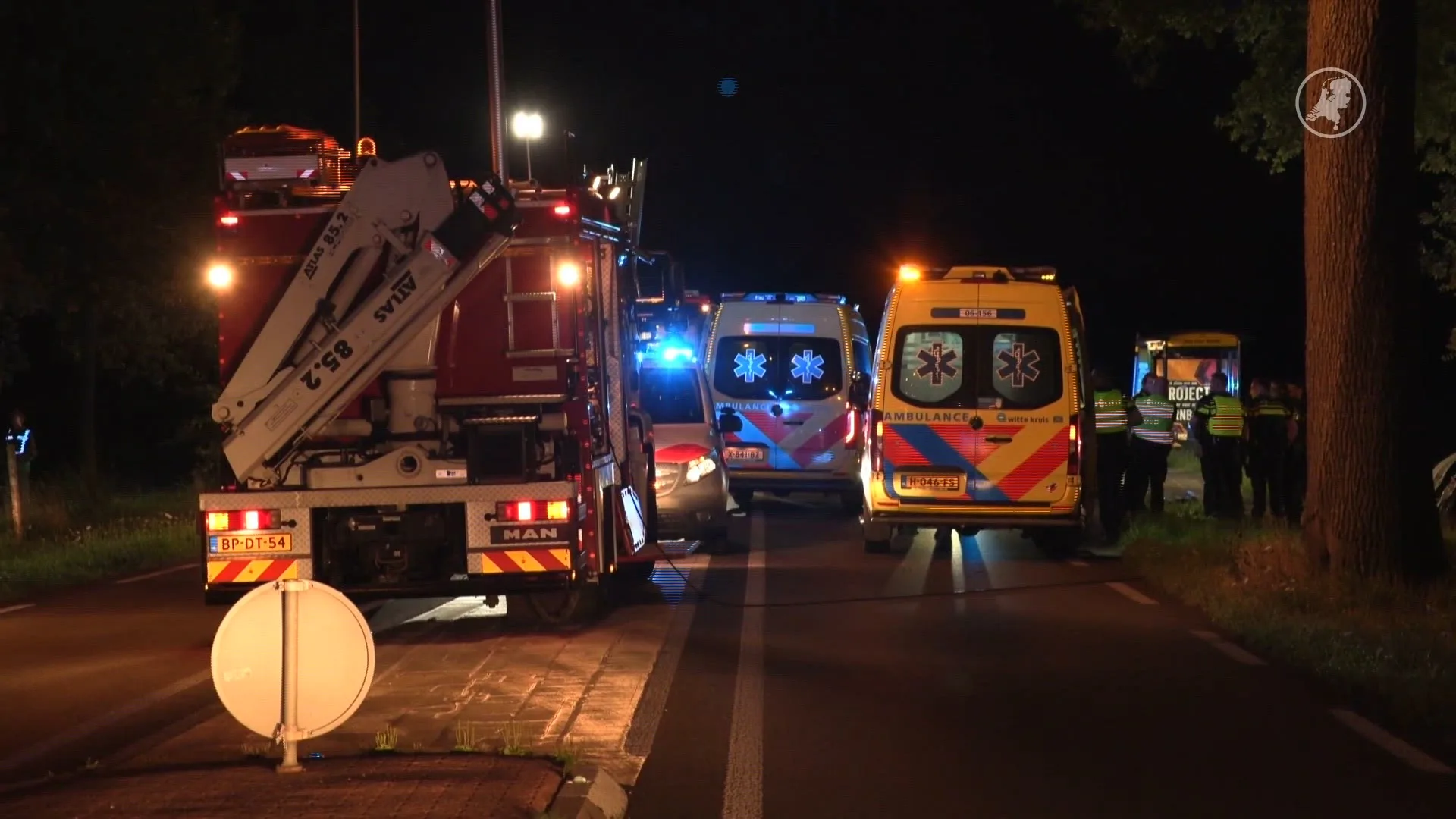Auto ramt twee bomen bij Meddo: drie gewonden