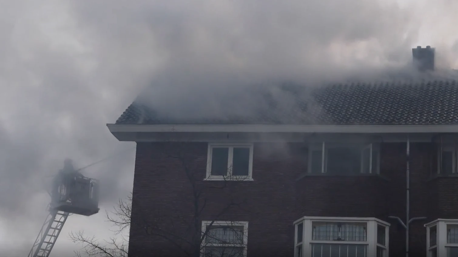 Schade aan vijftien woningen en een winkel door heftige brand in Amsterdam