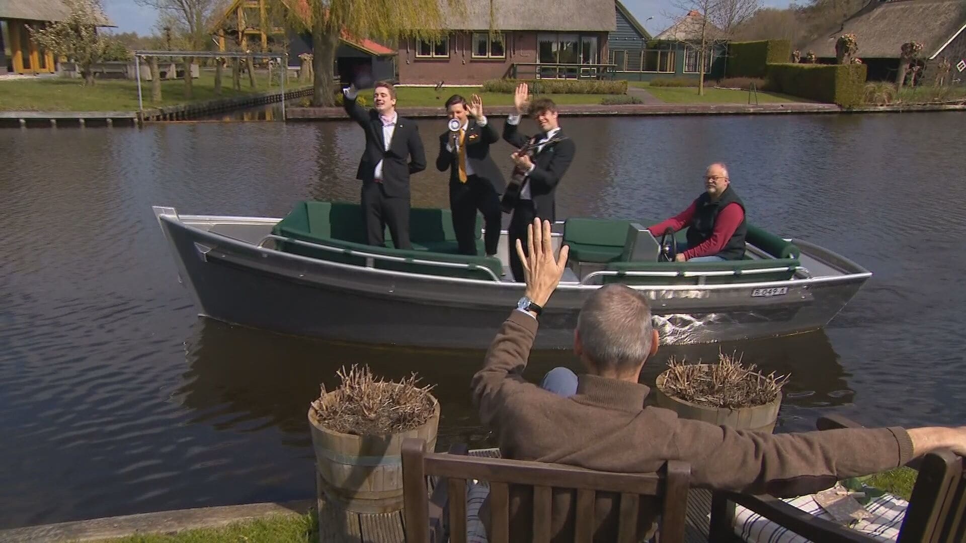 'Italiaanse' vrienden brengen serenades aan de deur: 'Echt een hele leuke verrassing!' 