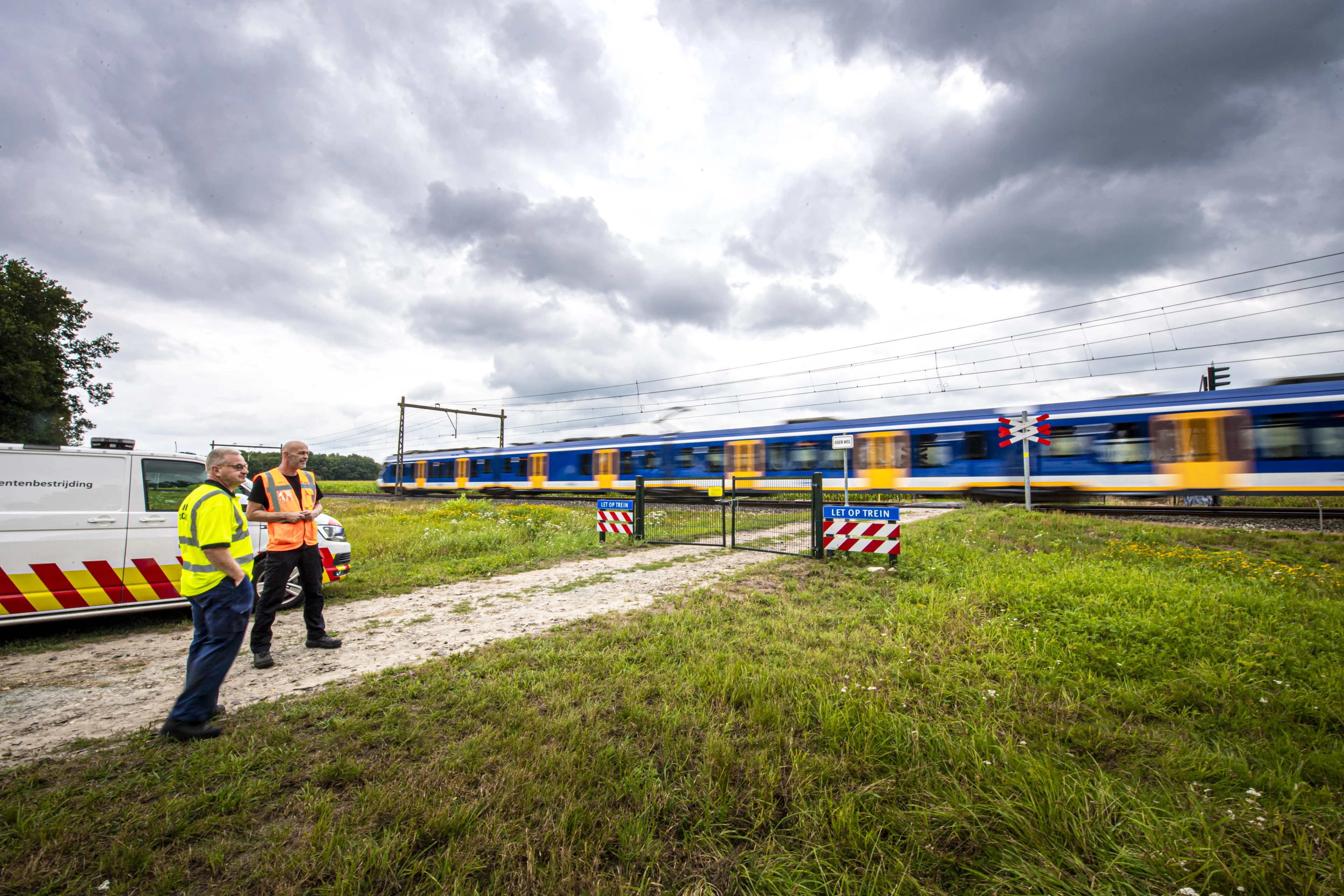 Tweede spoorwegovergang Hooghalen na meerdere incidenten met spoed dicht