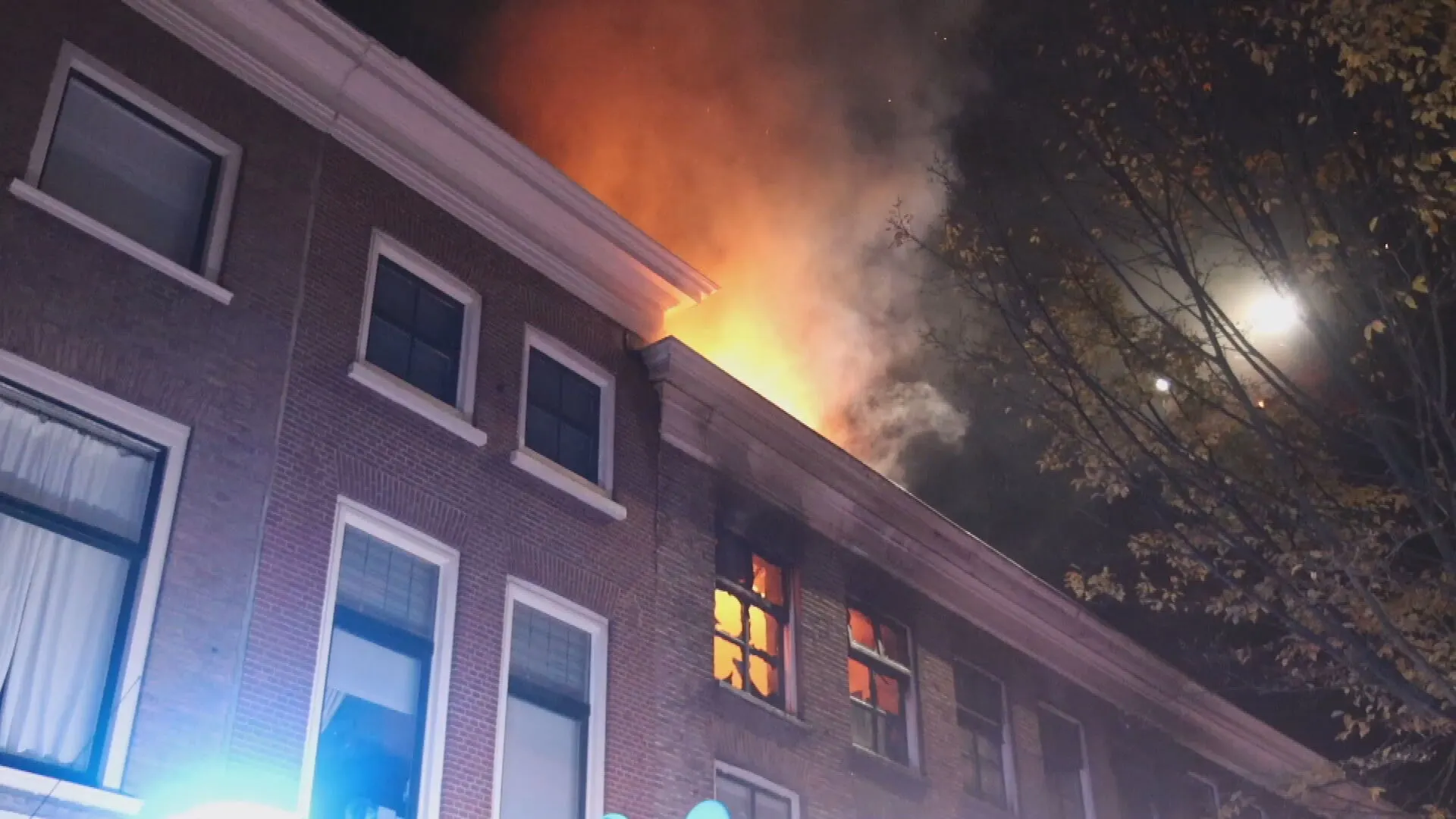 Uitslaande brand in woning Schiedam, omwonenden opgevangen in kerk