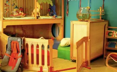 Drie leidsters, maar geen kinderen op het kinderdagverblijf