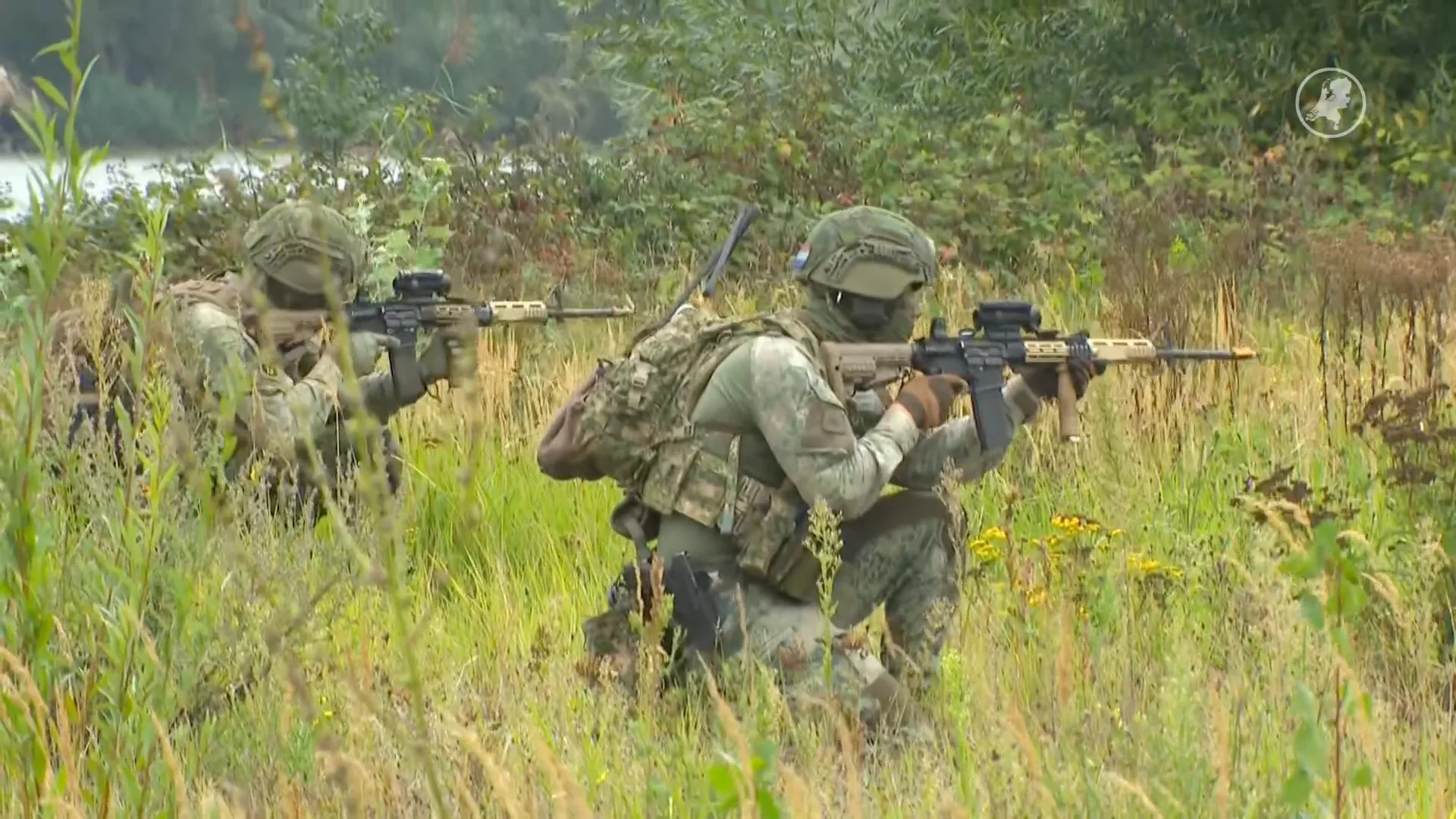 Militaire oefening met losse flodders in woonwijk Sliedrecht