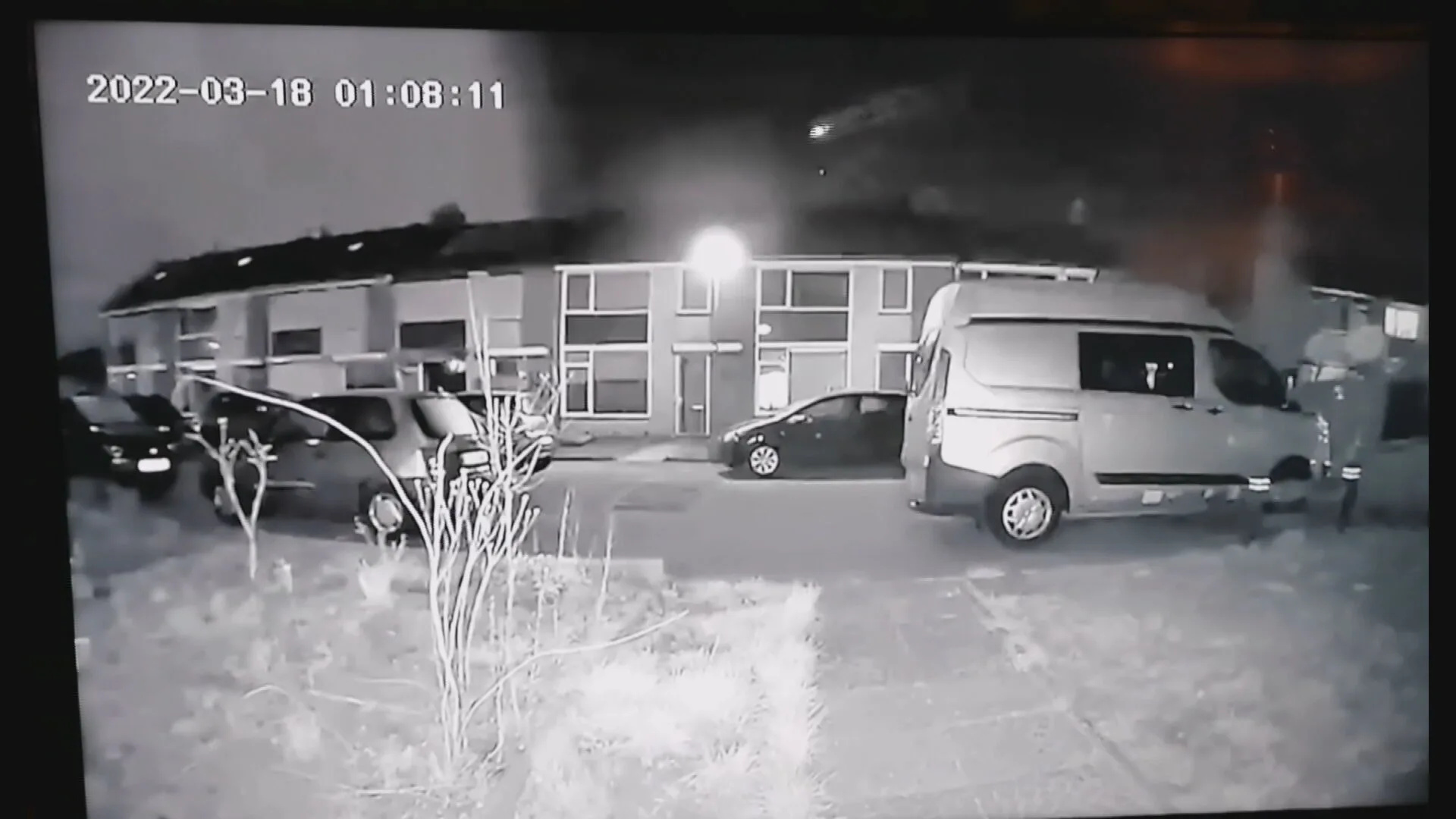 Bizar: Freeks deurbel filmt enorme vuurbal die door de lucht schiet