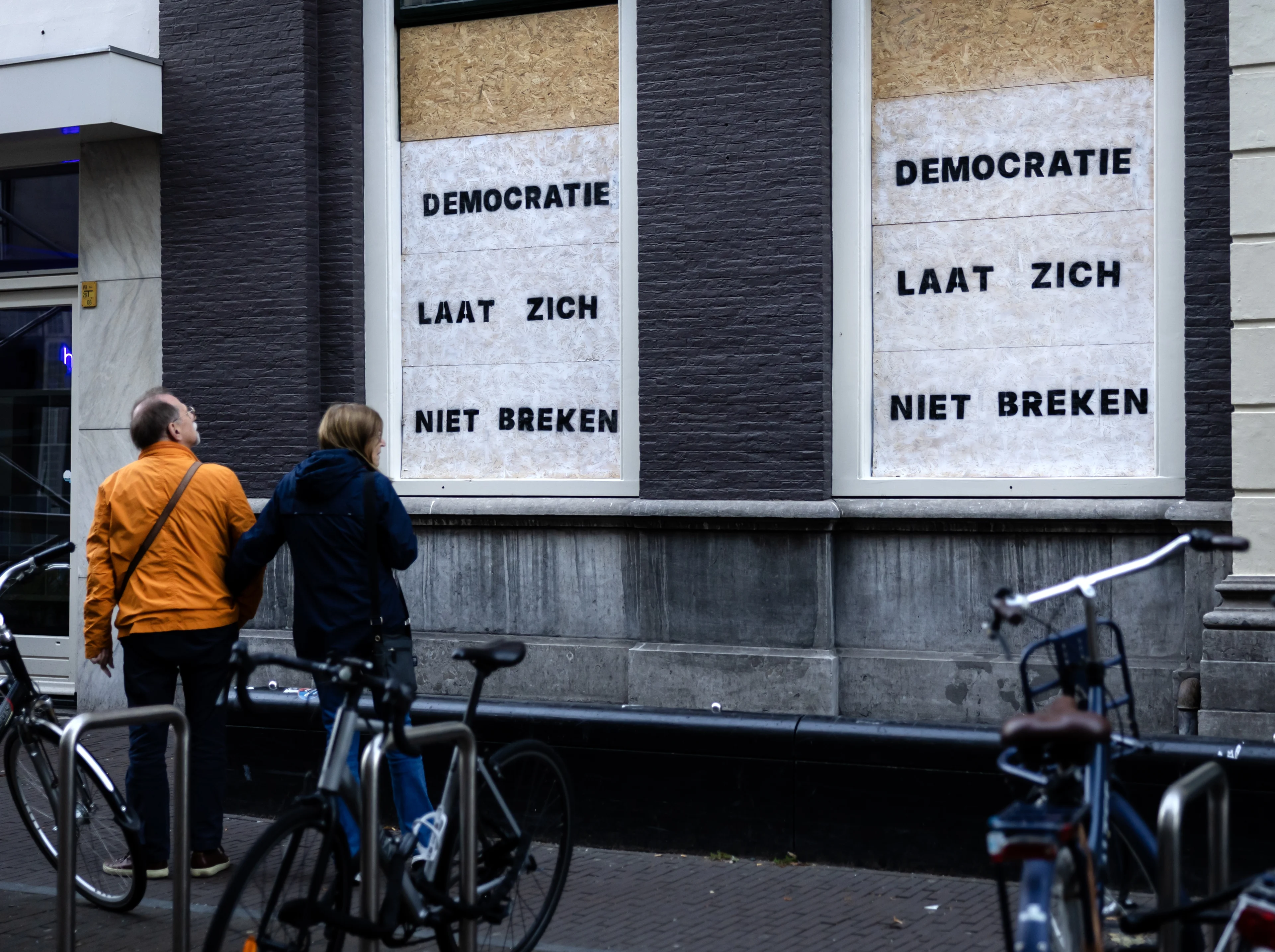 34.000 euro schade aan partijkantoor D66 na extreemrechts geweld