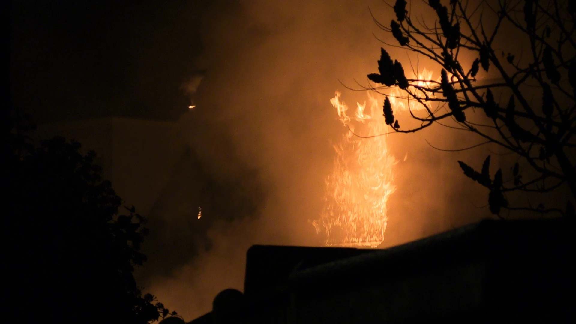 Grote brand verwoest woning in Enschede