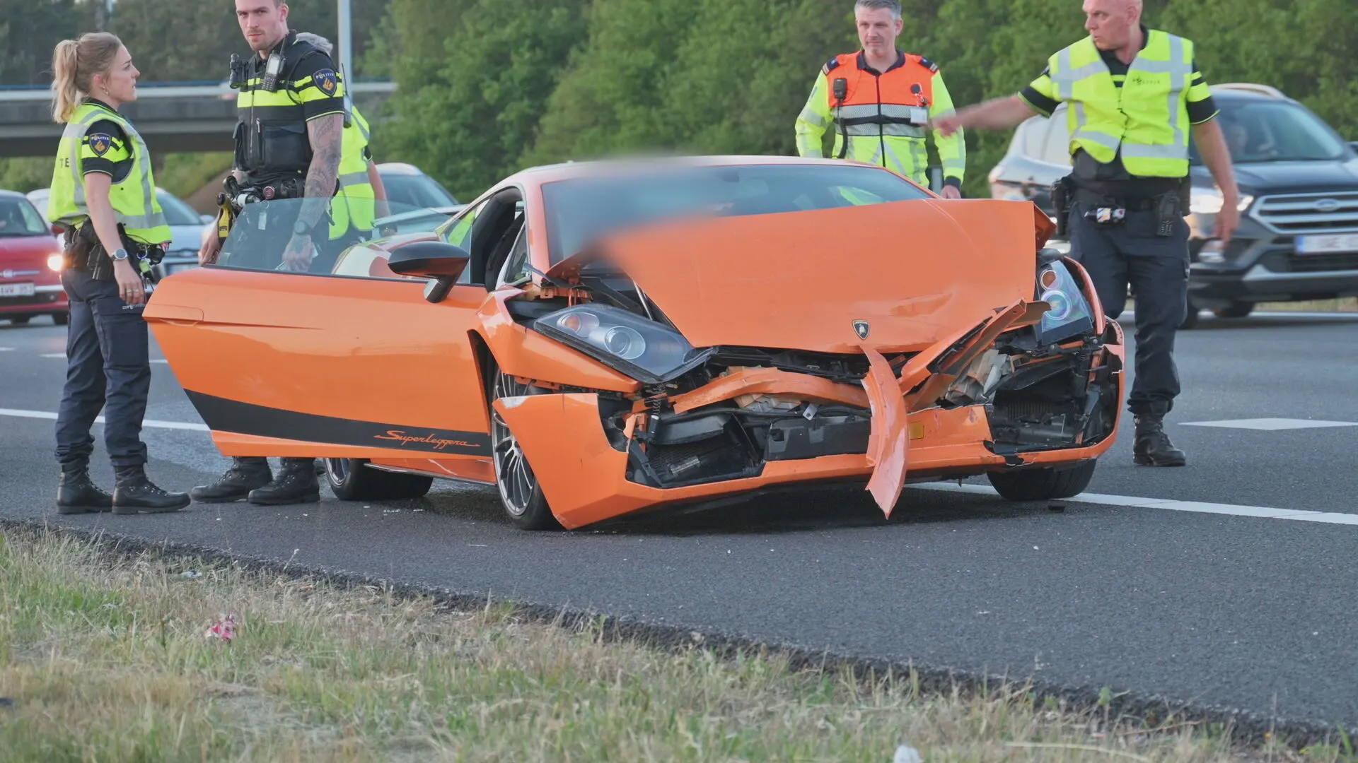 Loeidure Lambo in de prak na ongeluk op A16