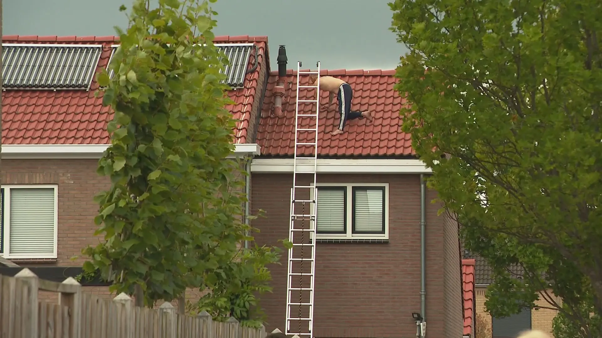Verwarde man zit op dak in Bunschoten, houdt hulpdiensten vijf uur lang bezig