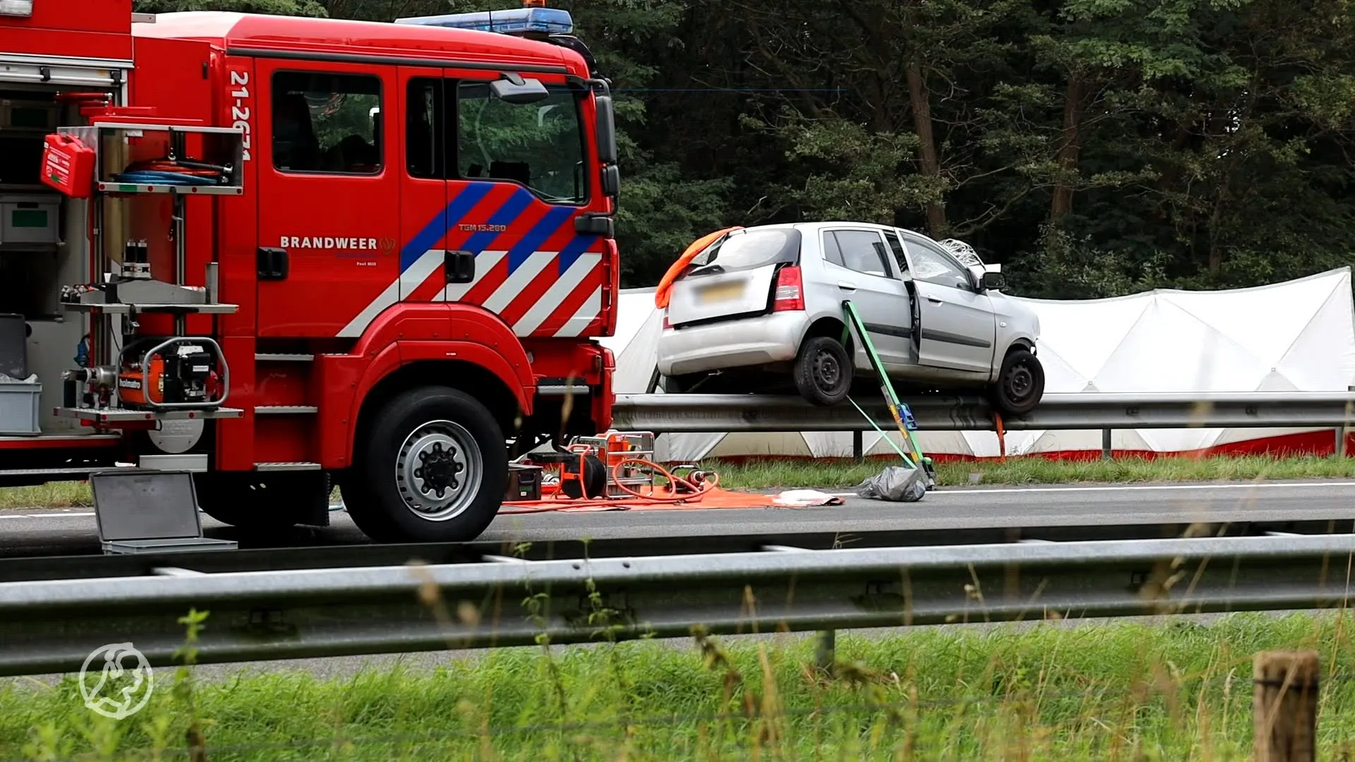 Dode door ongeval met drie auto's op snelweg bij Cuijk