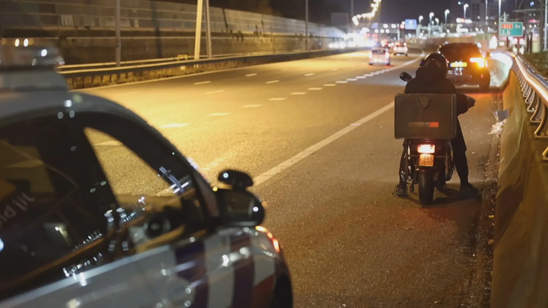 Automobiliste in paniek en bezorgscooter in problemen op A12