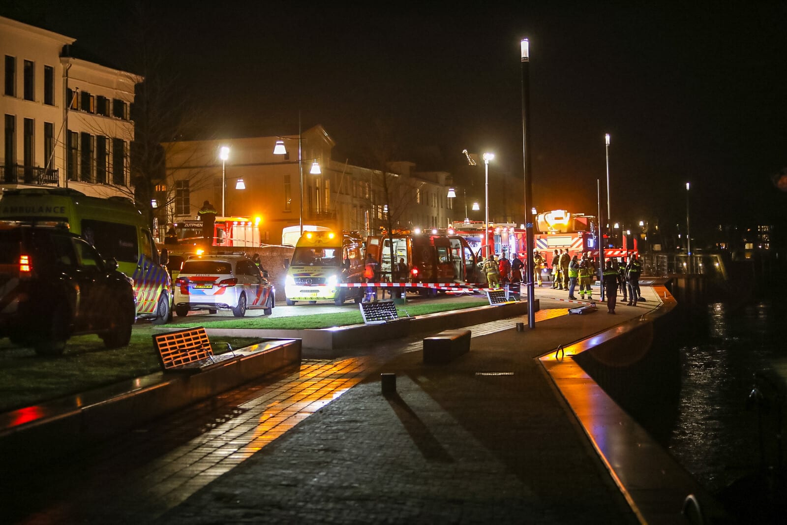 Auto belandt in IJssel in Zutphen: bestuurster komt om het leven