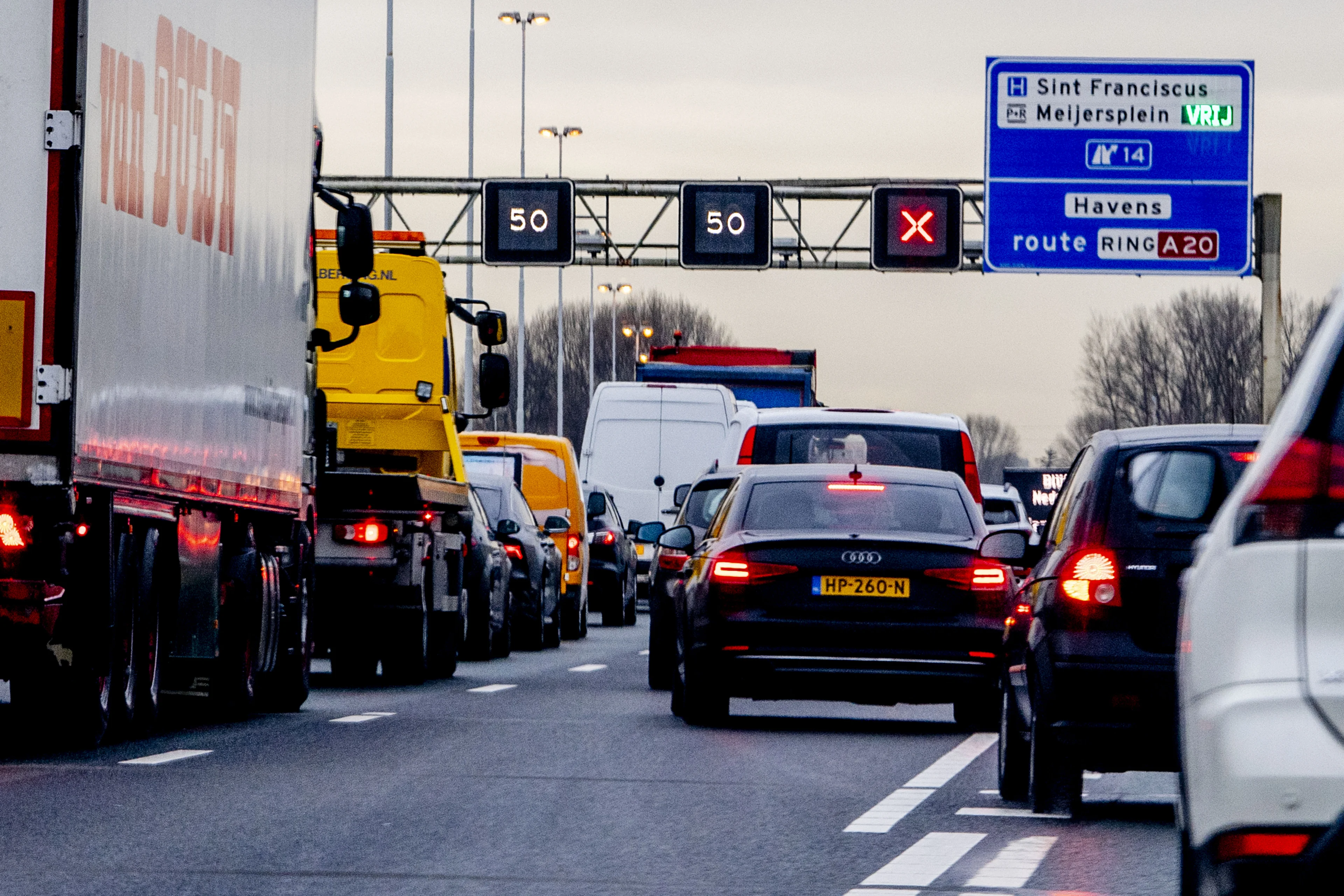 Welke straf moeten rood kruis-negeerders krijgen? Helft van Nederland pleit voor afpakken rijbewijs