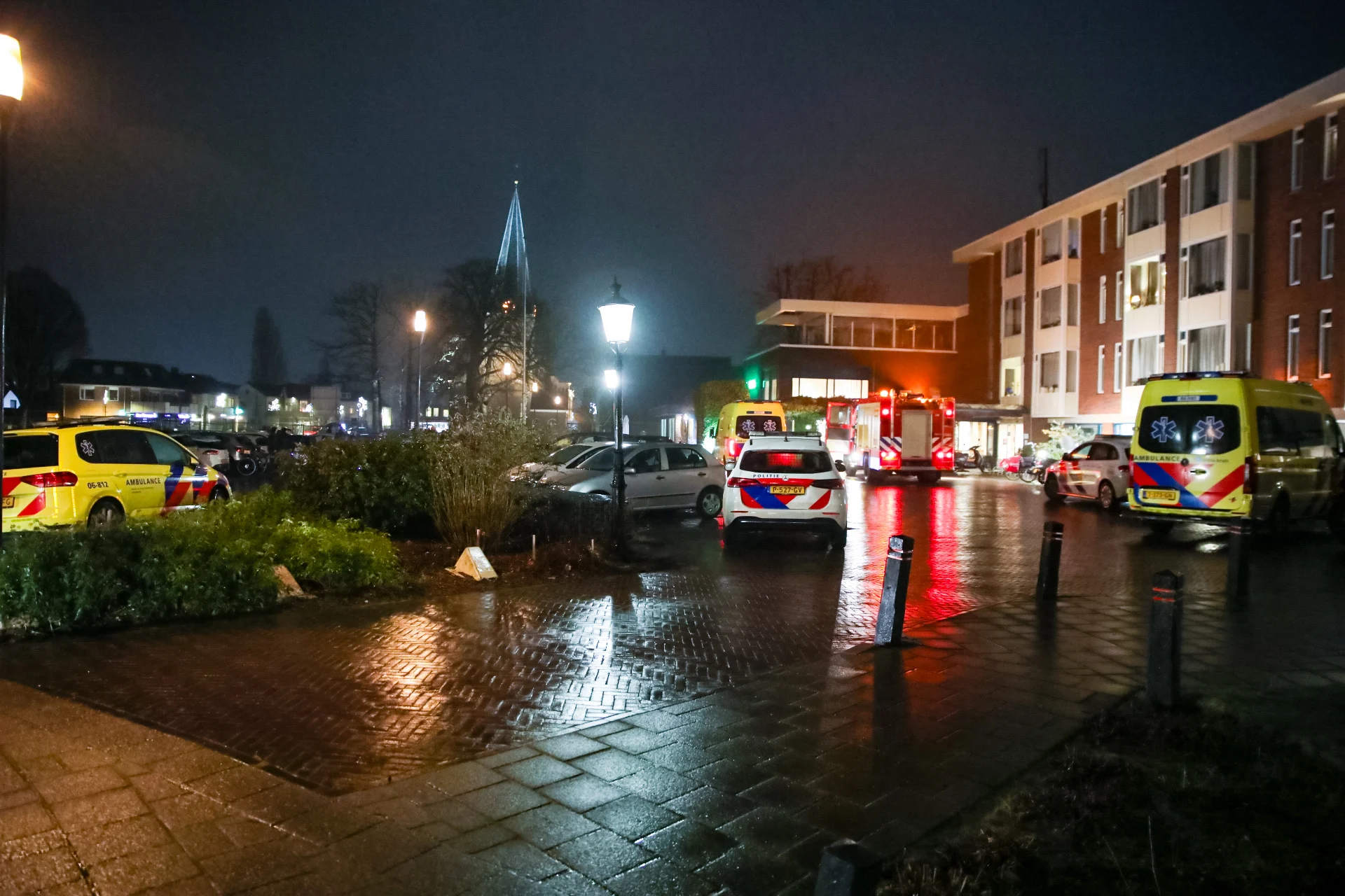 Dode en gewonden bij brand in zorgcentrum in Vaassen, hulpdiensten massaal aanwezig