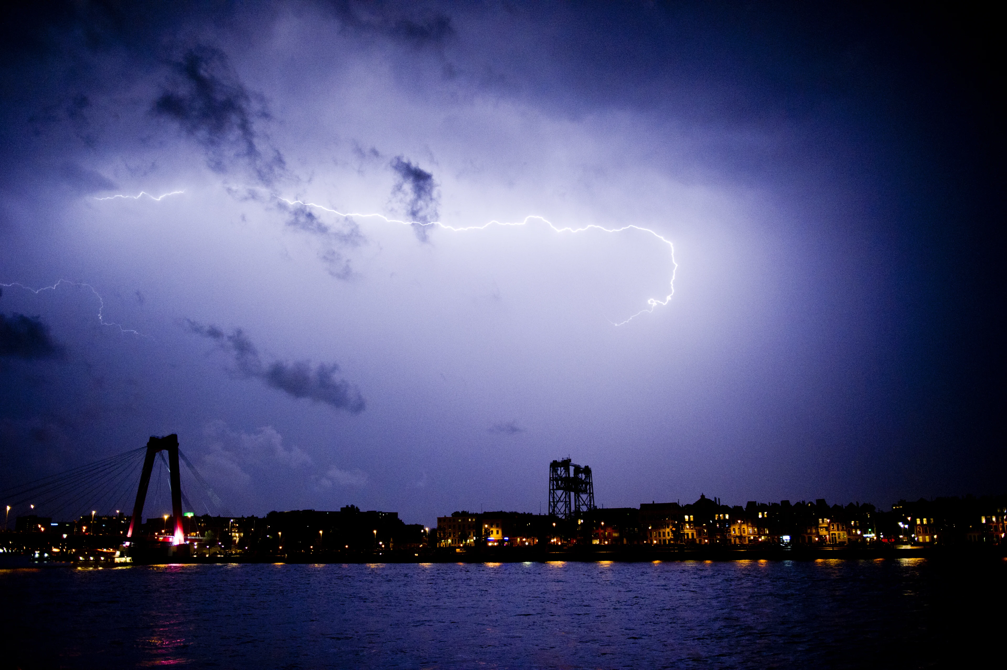 Onrustige zomernacht voor de boeg: een klap onweer en stevige buien