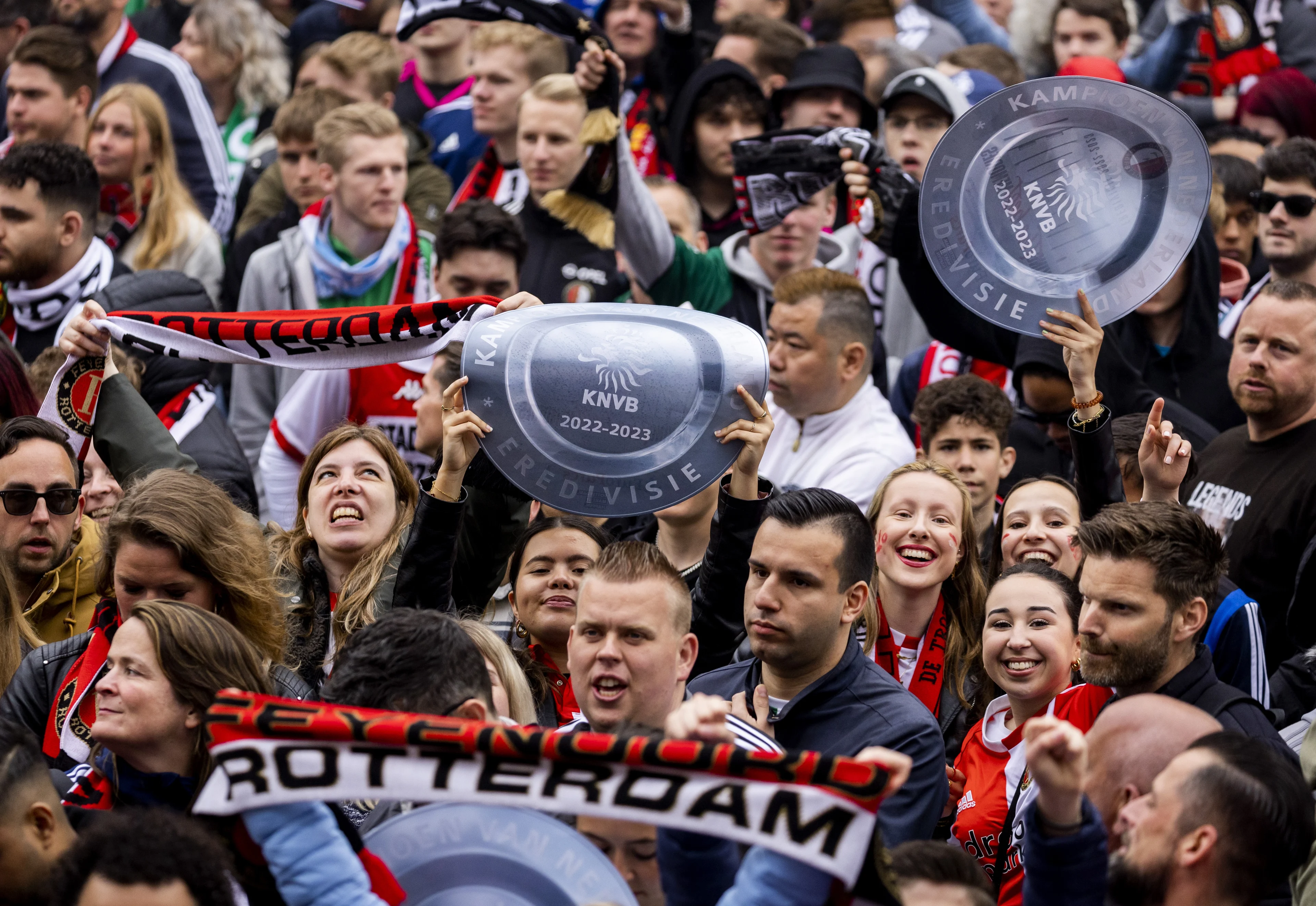 Rotterdamse Coolsingel stroomt vol voor huldiging Feyenoord, 'gezellig druk' in treinen