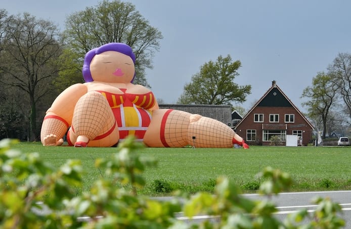 Opblaas-Sara van 12 meter hoog steelt de show in Twents weiland