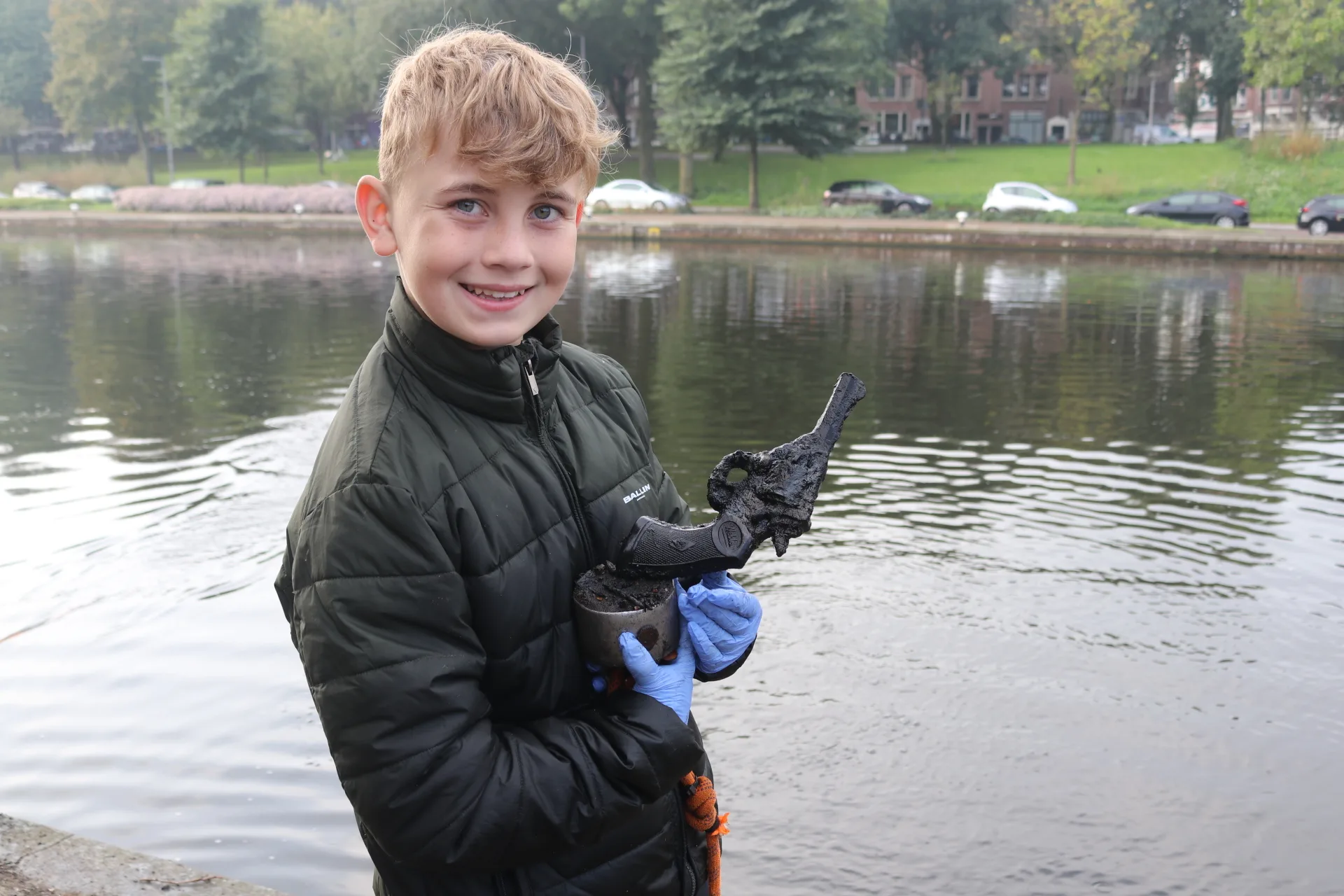 Magneetvisser Messy (11) haalt pistool uit water Rotterdam: 'Gaaf!'