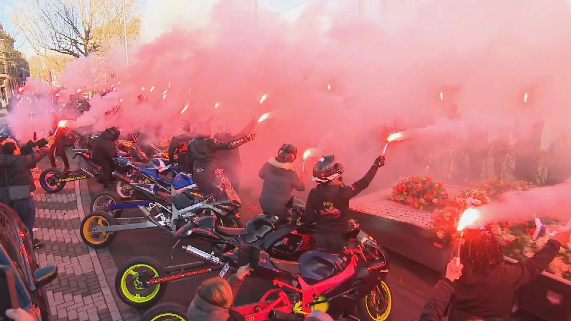 Met ronkende motoren en fakkels nemen naasten afscheid van Jack (14)