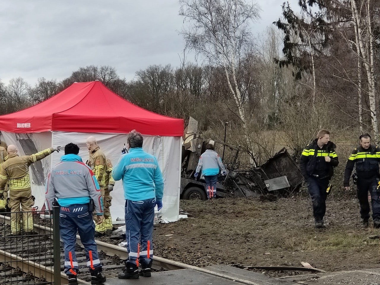 Trein botst op veegwagen en ontspoort, bestuurder overleden