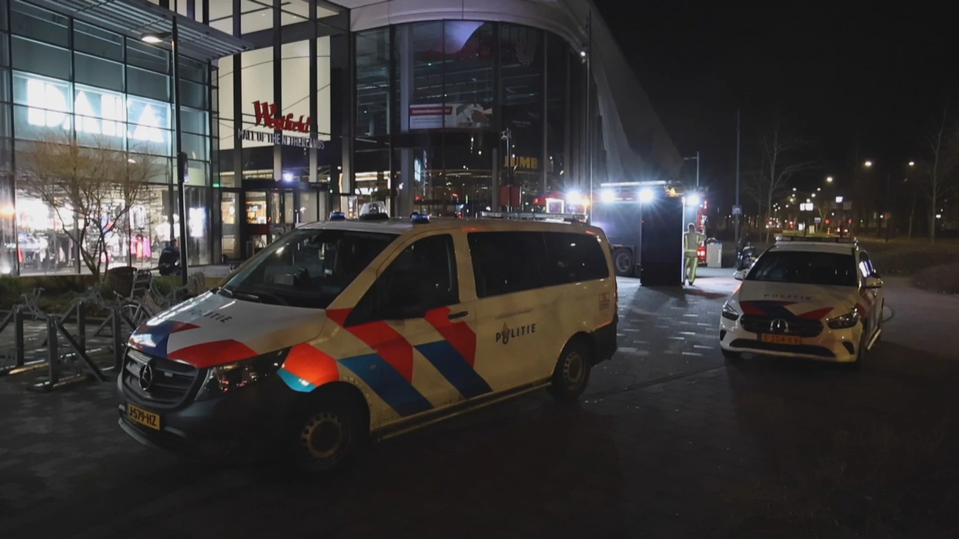 Explosie bij winkelcentrum Mall of the Netherlands, omstanders blussen brand