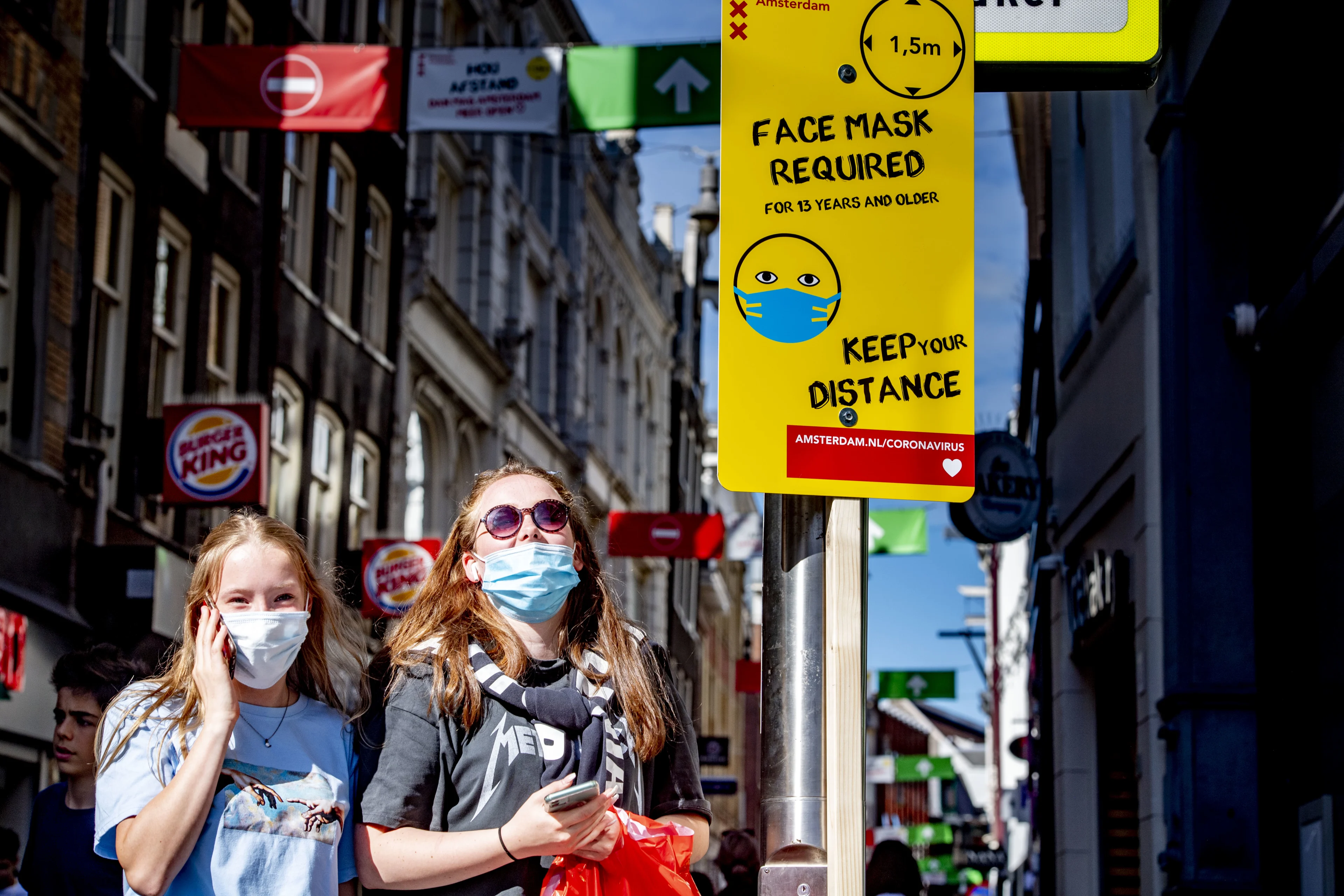 Mondkapjes vanaf vandaag verplicht op drukke plekken in Amsterdam en Rotterdam