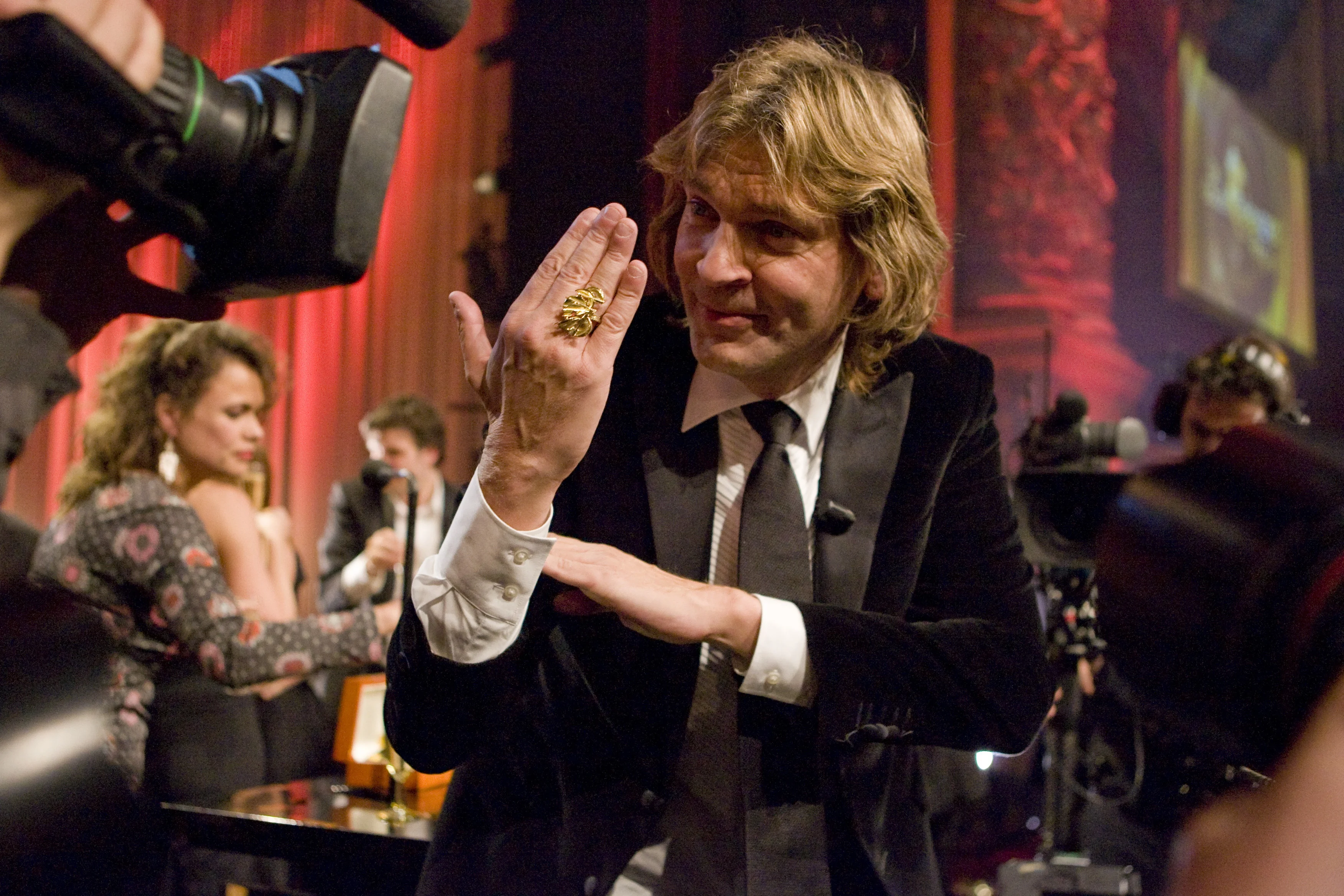 Mag DWDD de gewonnen Televizier-Ring houden na onthullingen rond Van Nieuwkerk?