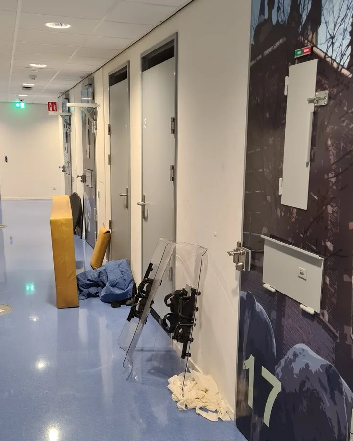 Man smokkelt aansteker in anus zijn cel binnen en zet boel op stelten