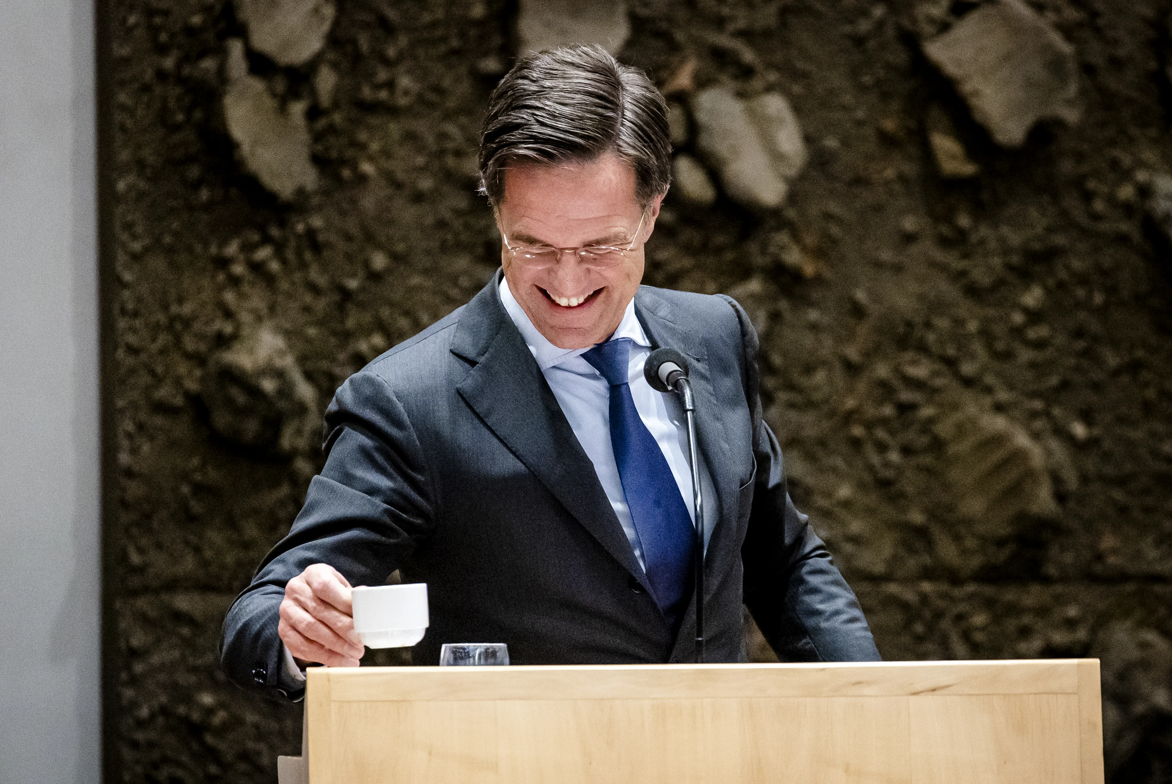 VIDEO: Rutte vloekt in Tweede Kamer na incident met kop koffie