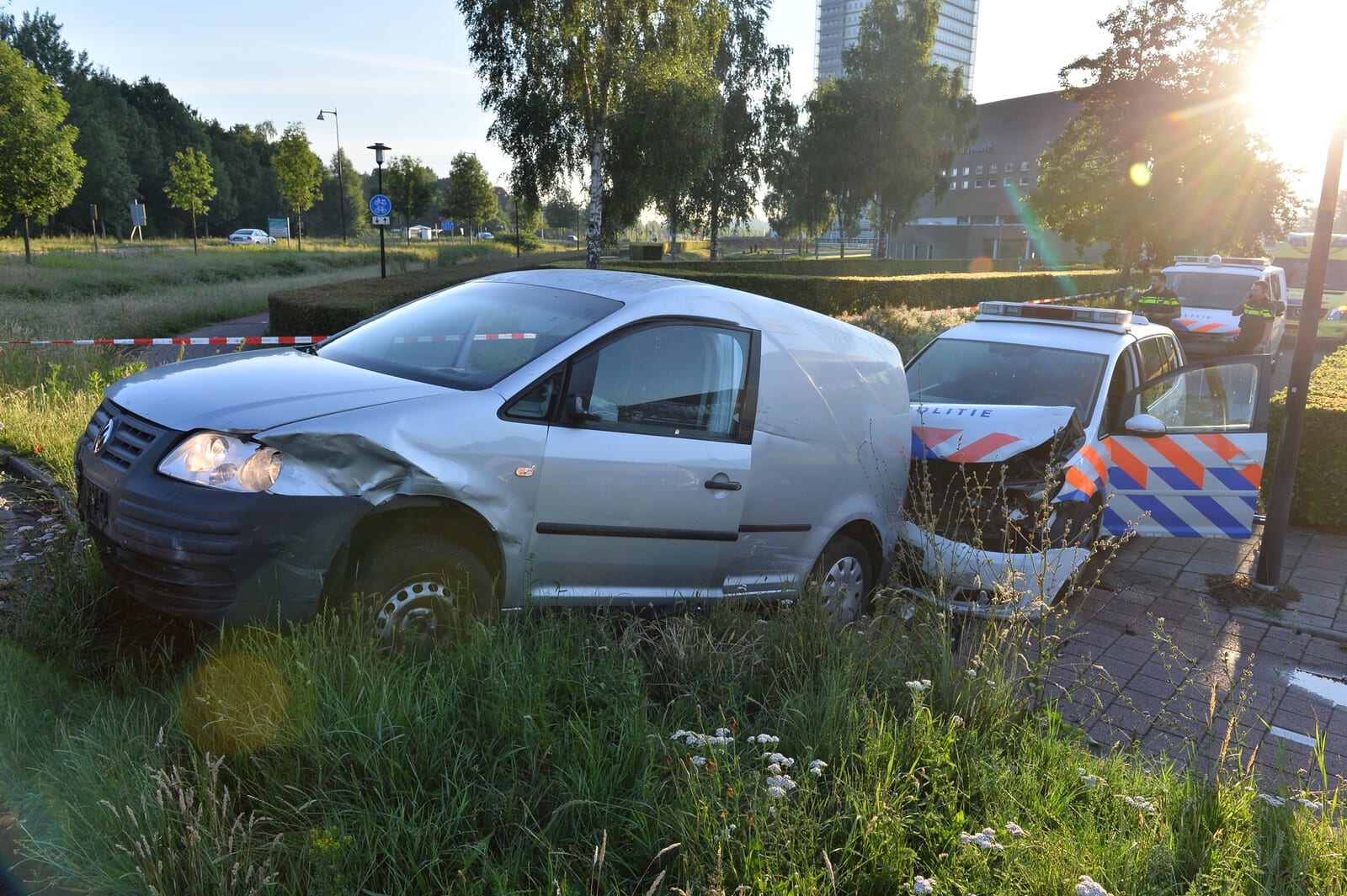 Verdachte raakt gewond bij wilde politieachtervolging door Apeldoorn die eindigt in crash