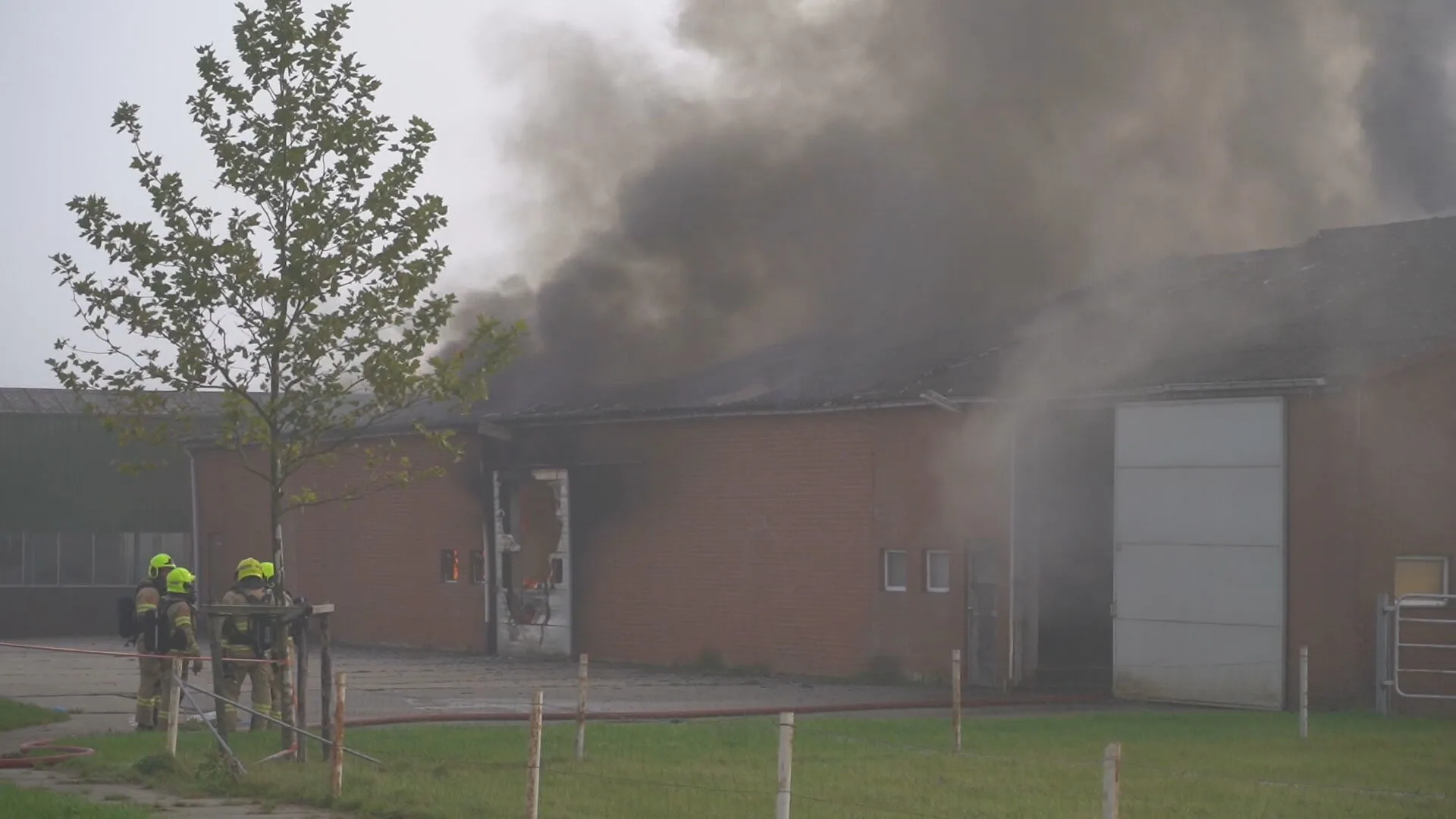 Dikke rookwolken door zeer grote brand in Loo bij Duiven