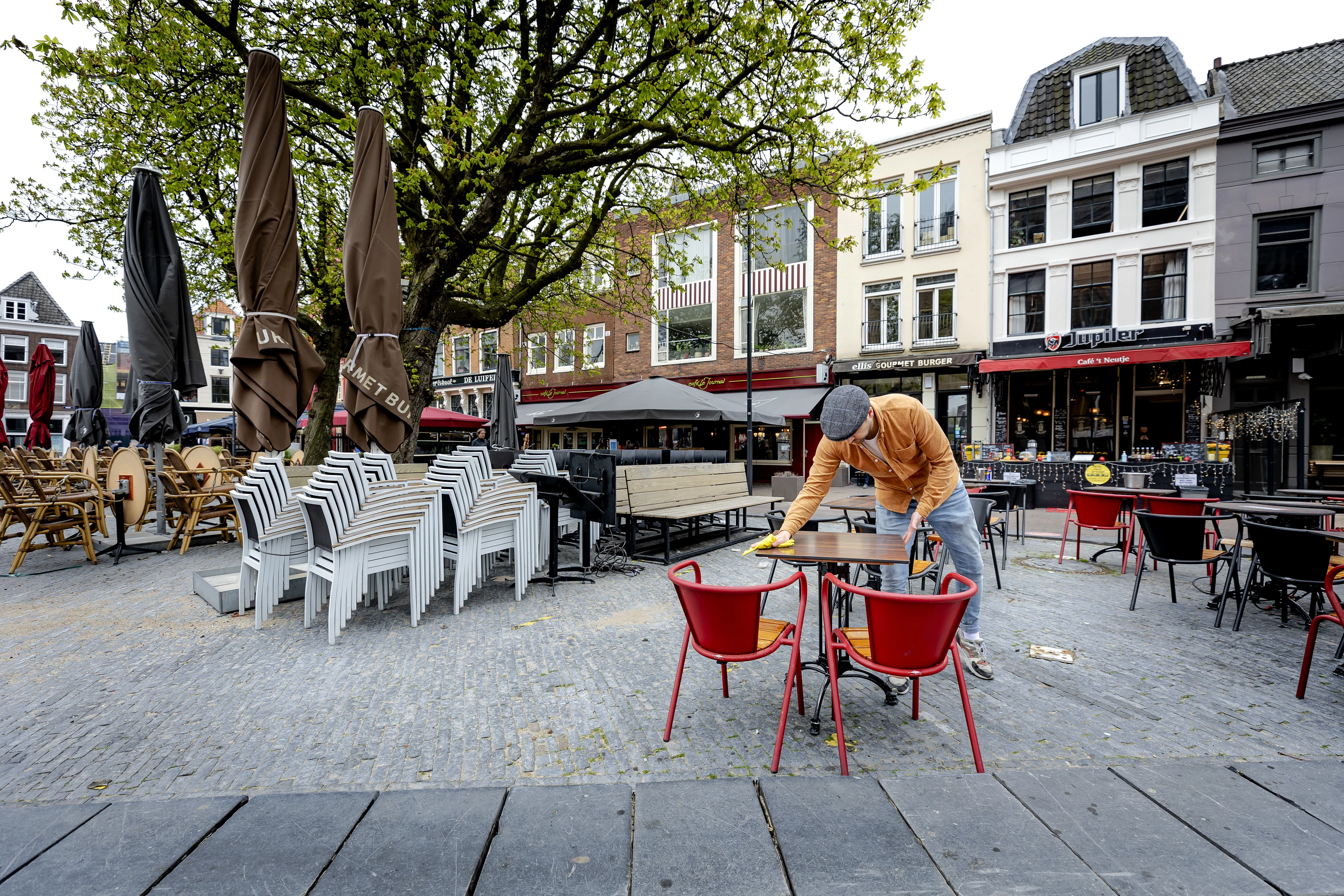 LIVEBLOG | Weinig steun voor PvdA om te wachten met versoepeling coronaregels