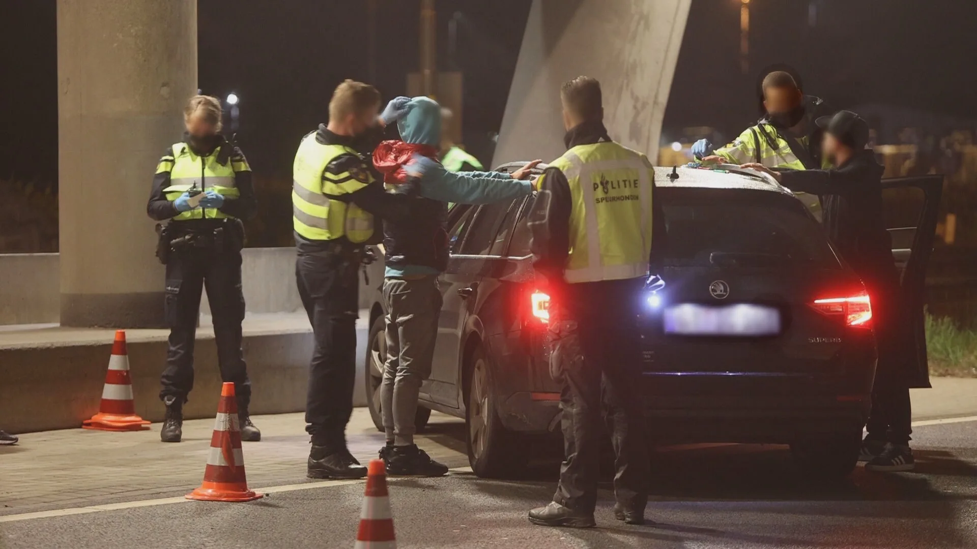 Politie bij grote controle op zoek naar daders afpersingszaak fruitbedrijf Hedel