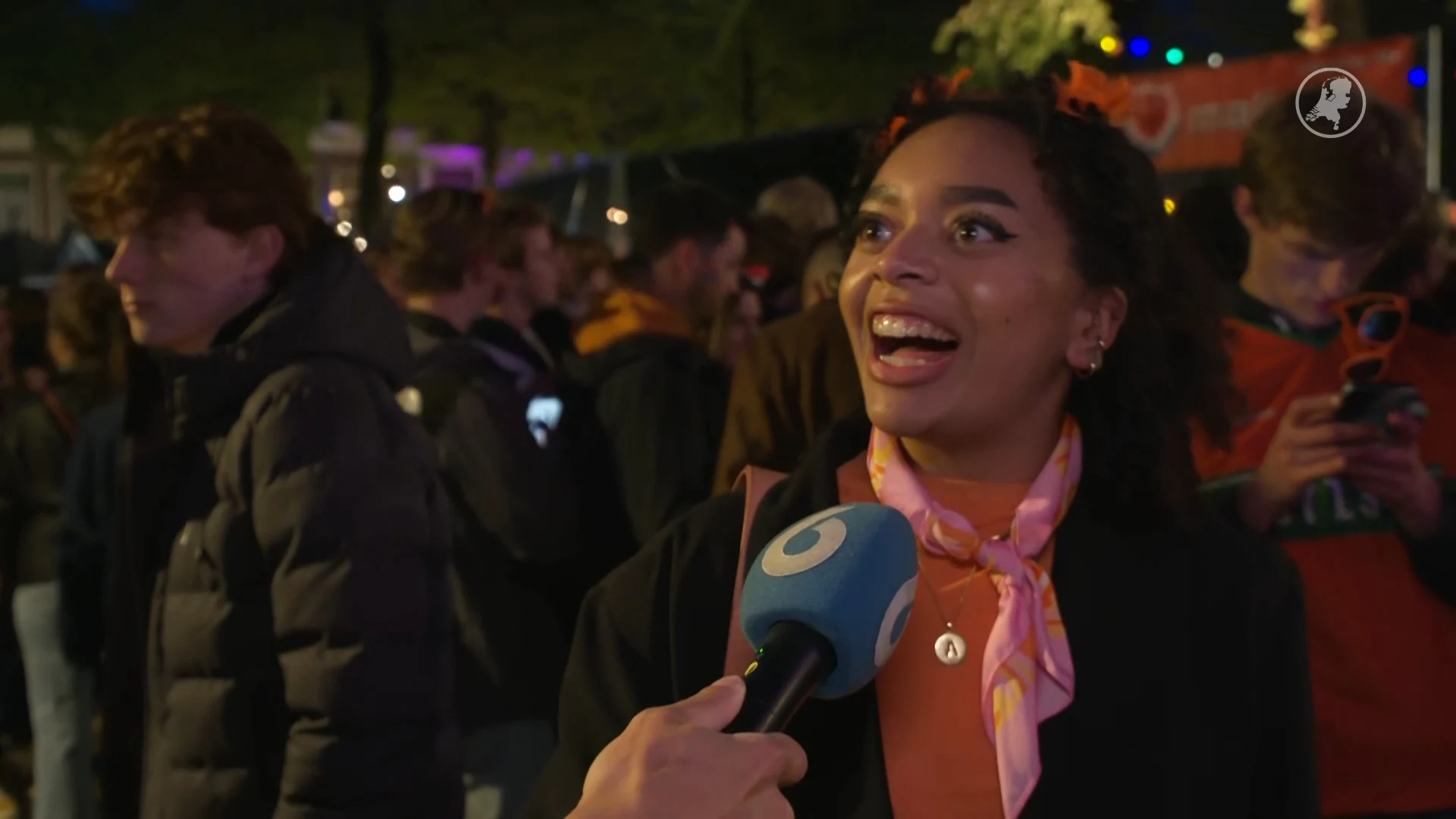 (Te) druk, dronken feestgangers, maar ook gezellig: Koningsnacht in beeld