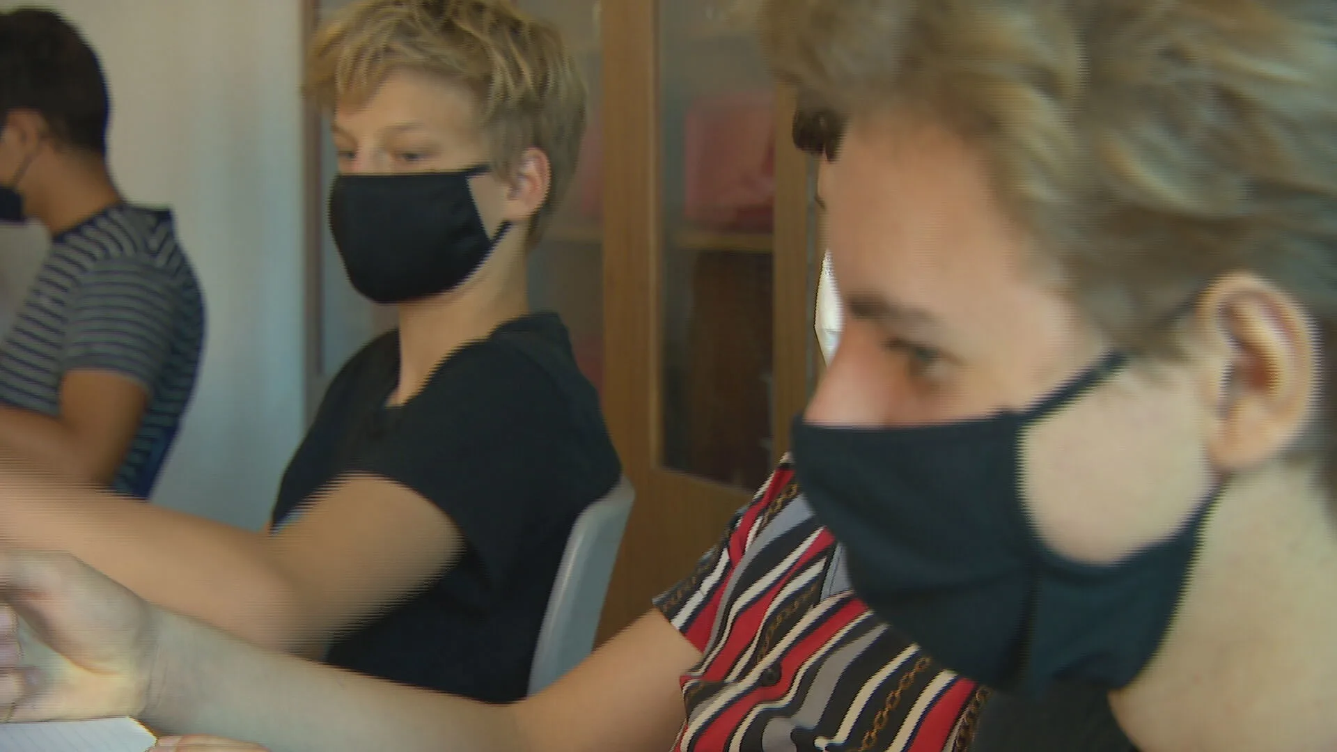 Leerlingen op Assense middelbare school moeten nog 'erg wennen' aan het verplichte mondkapje