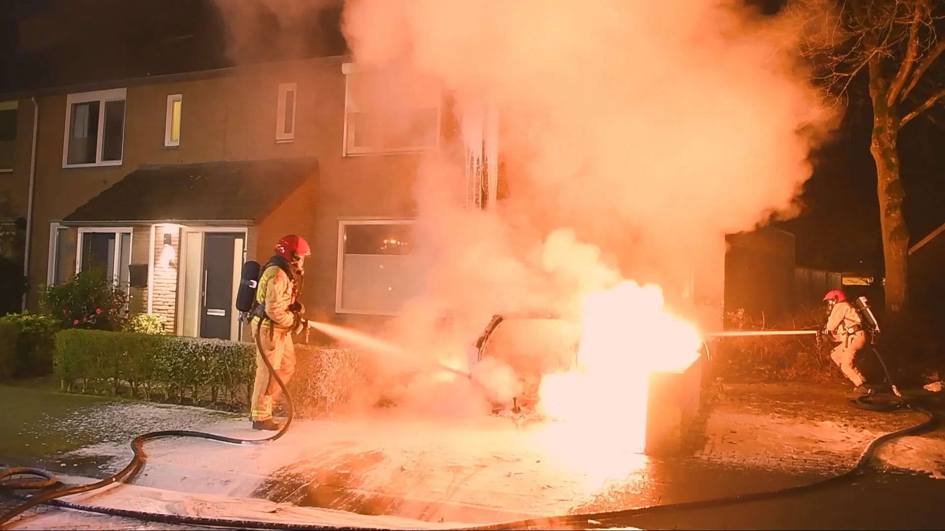Autobrand slaat over op woning, gevel zwaar beschadigd 
