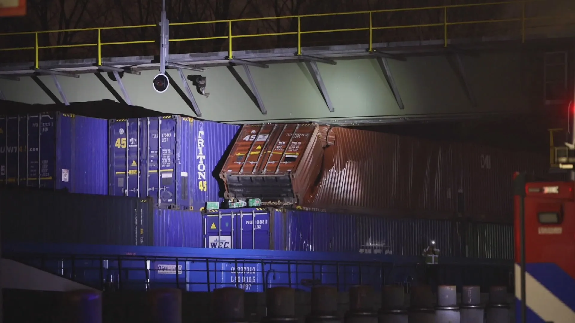 Schip botst op spoorbrug Gouda, minder treinen vanwege schade