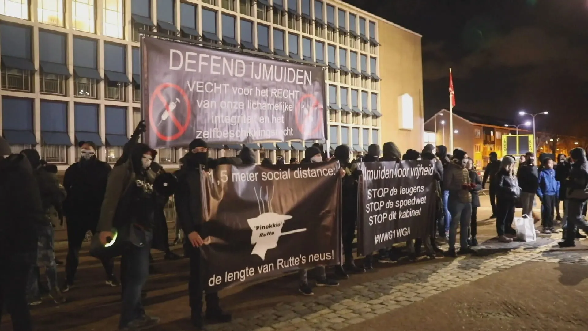 Burgemeester Velsen stuurt hardleerse coronademonstranten al na tien minuten naar huis