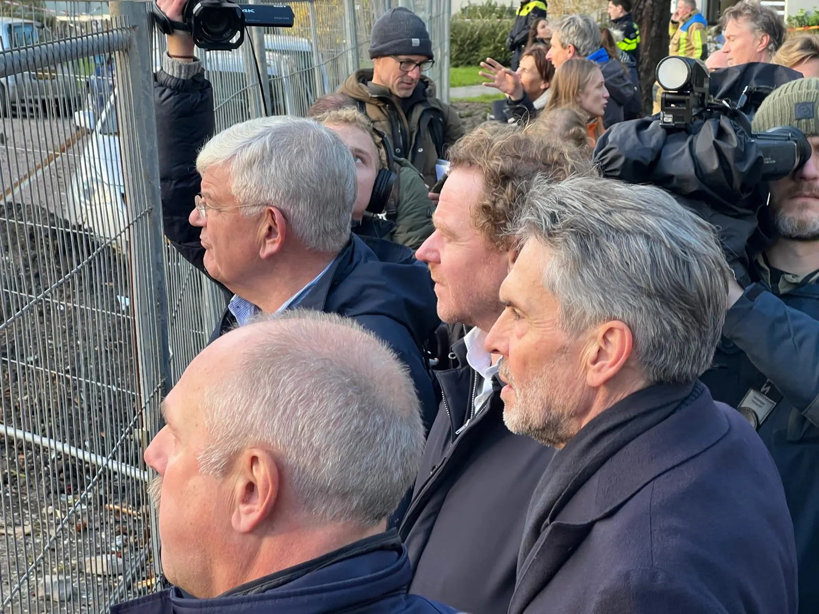 Premier Schoof en minister Van Weel bezoeken rampplek Den Haag